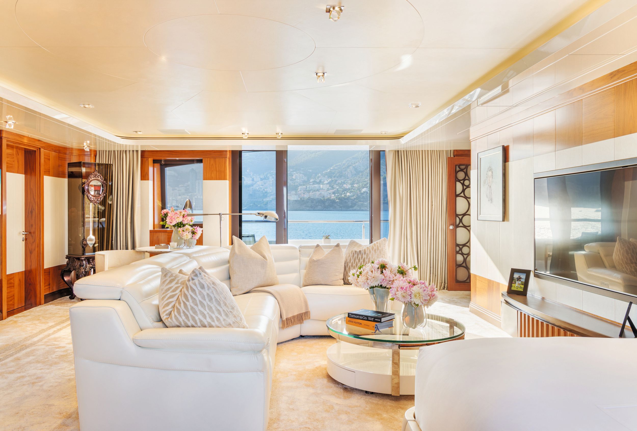 EL MAGNATE, FILÁNTROPO E INVERSOR TECNOLÓGICO TEJ KOhLI Y SU MUJER, ISABELLE NOS RECIBEN EN SU PALACIO FLOTANTE, “QUANTUM...