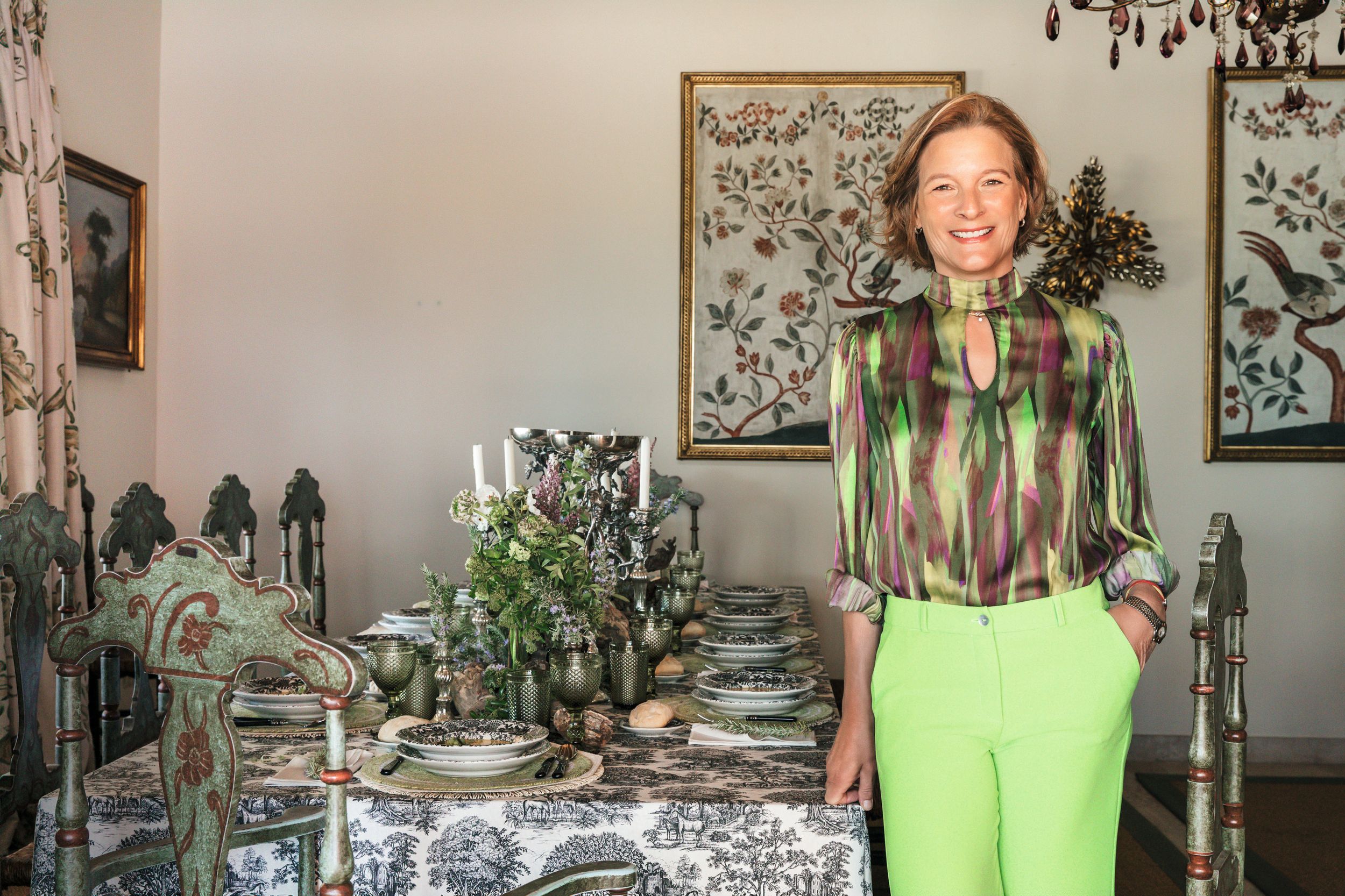 El comedor principal de la casa, con mezcla de estampados florales, donde disfrutan en familia de las recetas de Silvia Lodares, cuya pasión por la cocina comenzó de niña en el campo, acompañando a las cocineras de su familia. 