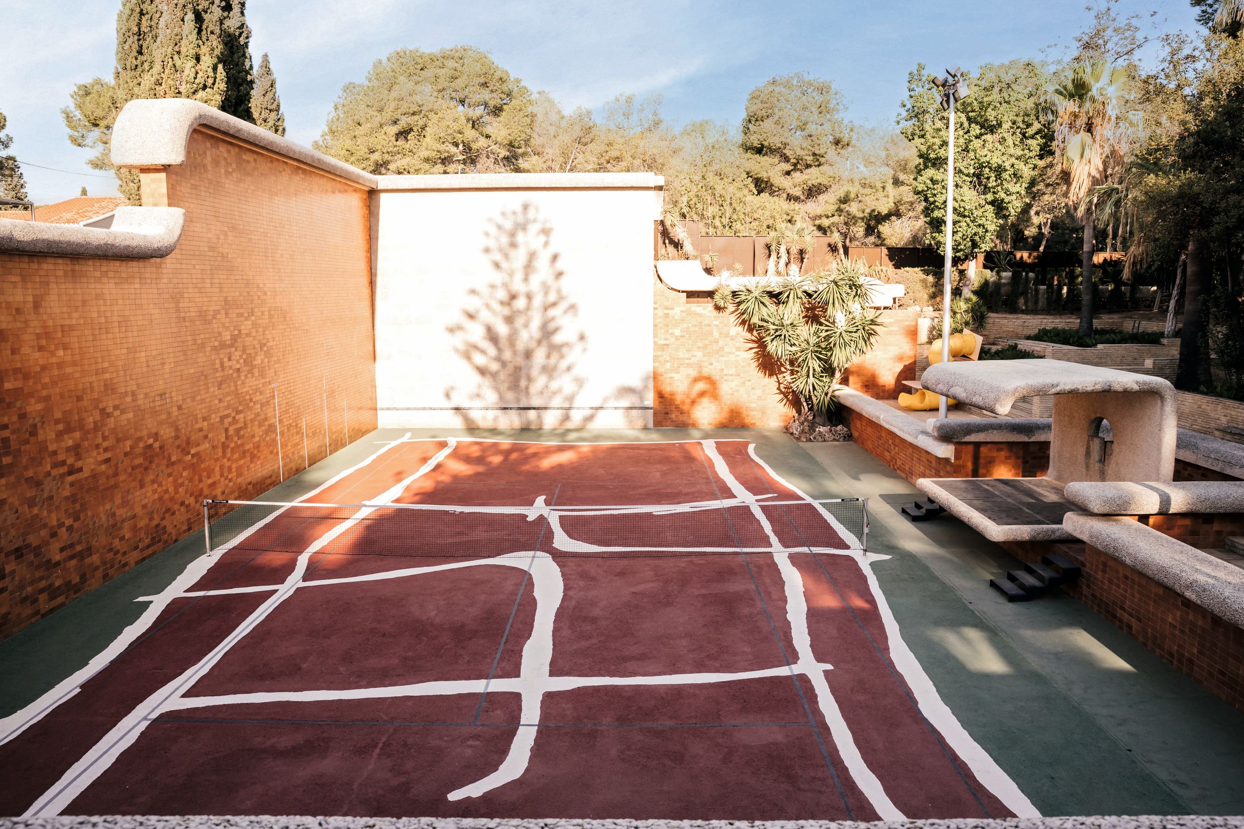 La pista de tenis ("Hard Court"), que fue comisionada por Felipe al artista Lucas MRKA Benarroch, hace un año