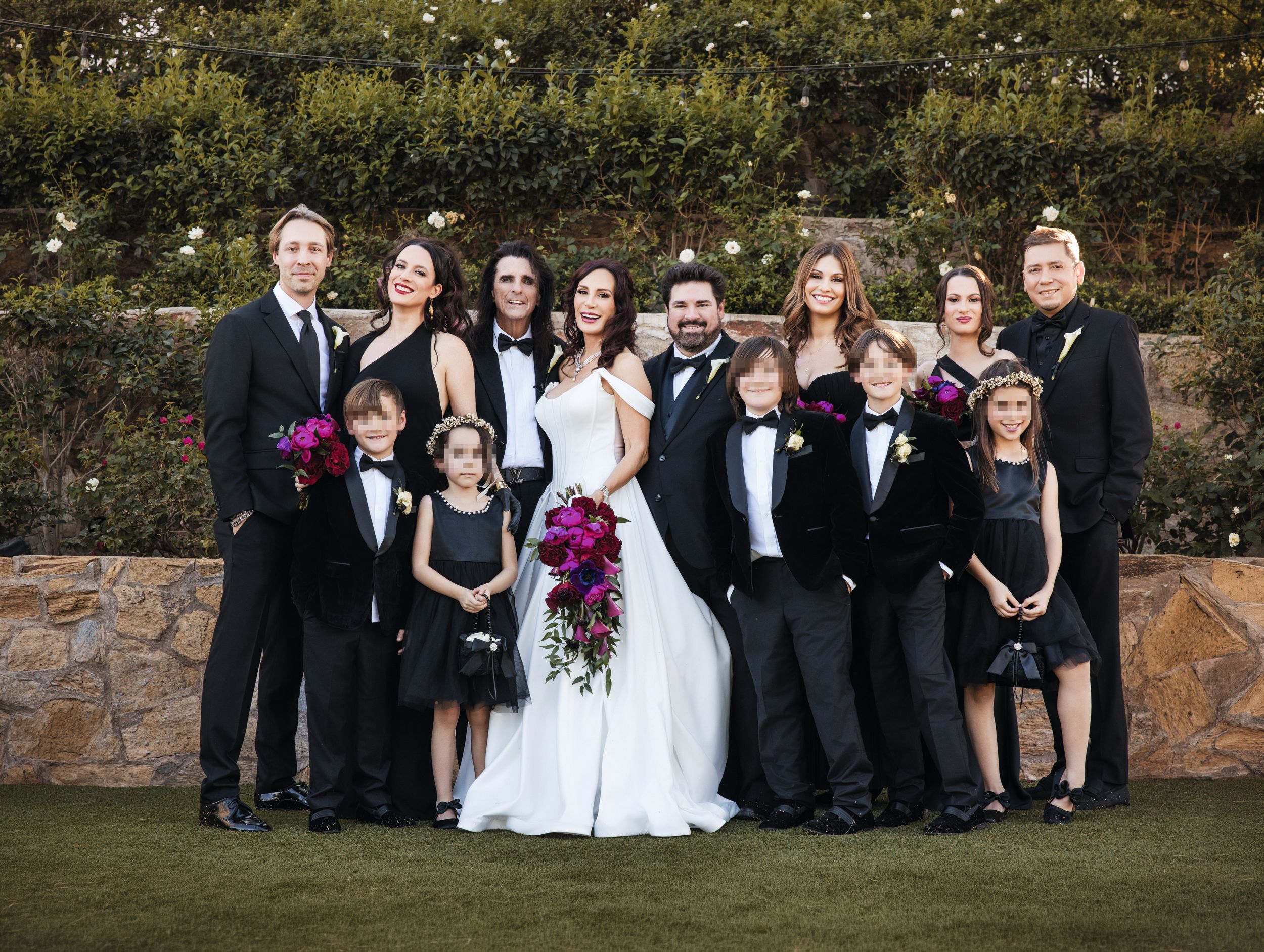 ALICE COOPER LA LEYENDA DEL “ROCK” NOS INVITA A SU ESPECTACULAR BODA GÓTICA PARA CELEBRAR SUS 50 AÑOS DE CASADO