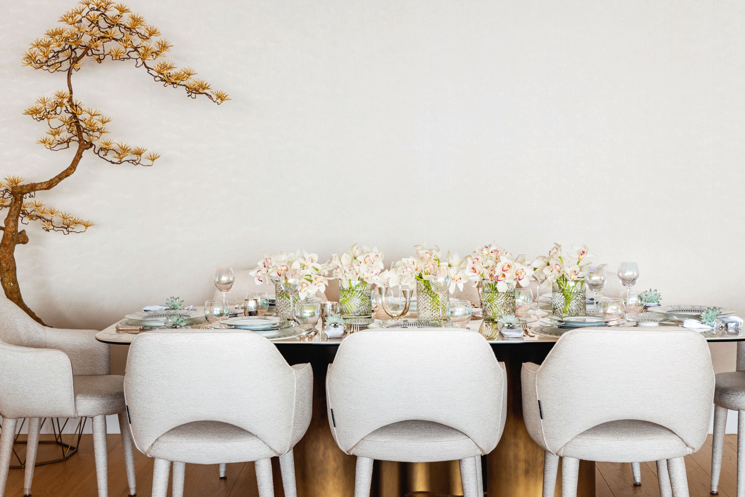 Al fondo del comedor hay un bonsái rosa de la suerte