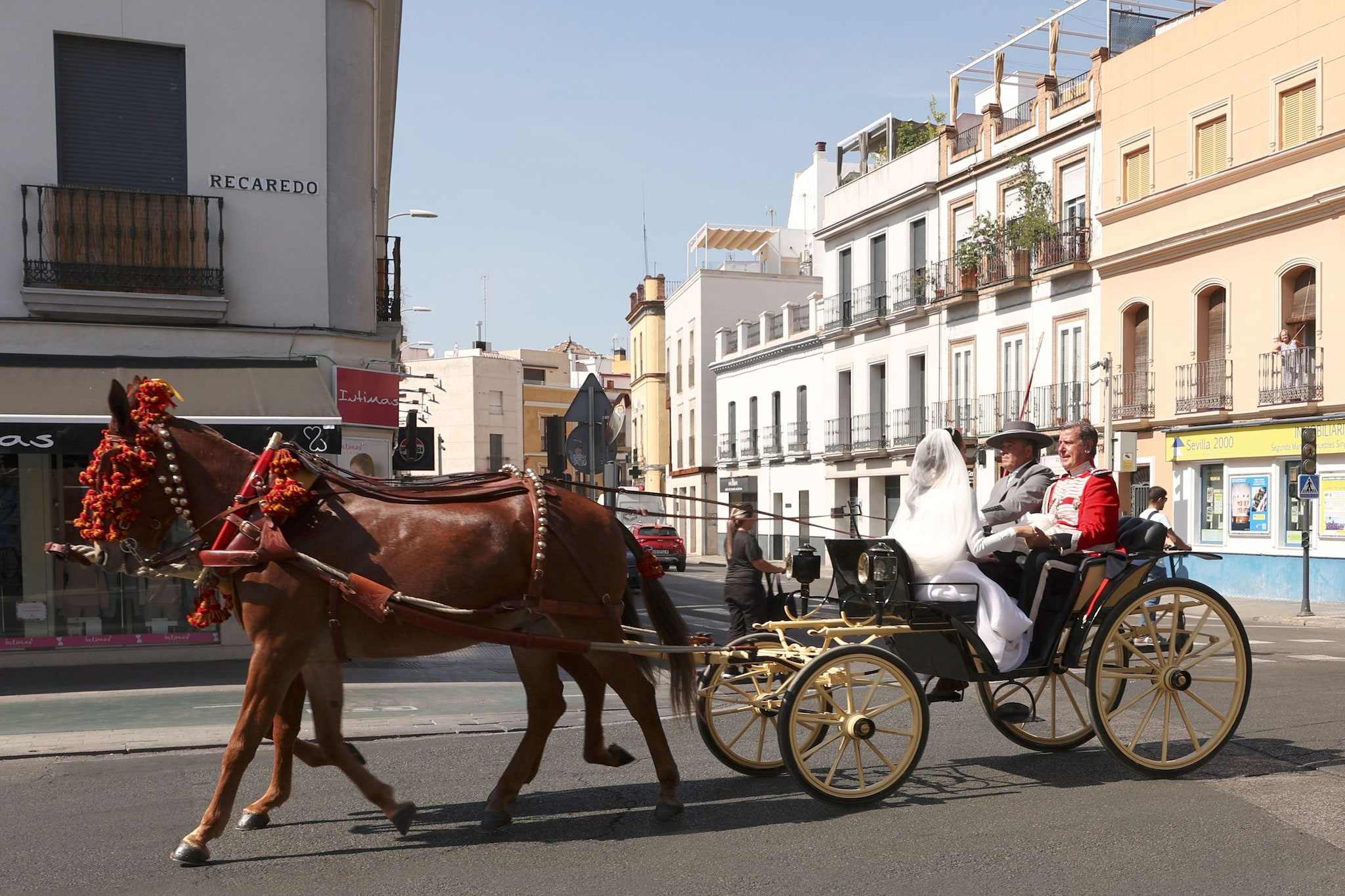 Los novios subidos en 'la Duquesita', un carruaje de caballos de la familia, con la que hicieron un pequeño recorrido por las calles de Sevilla