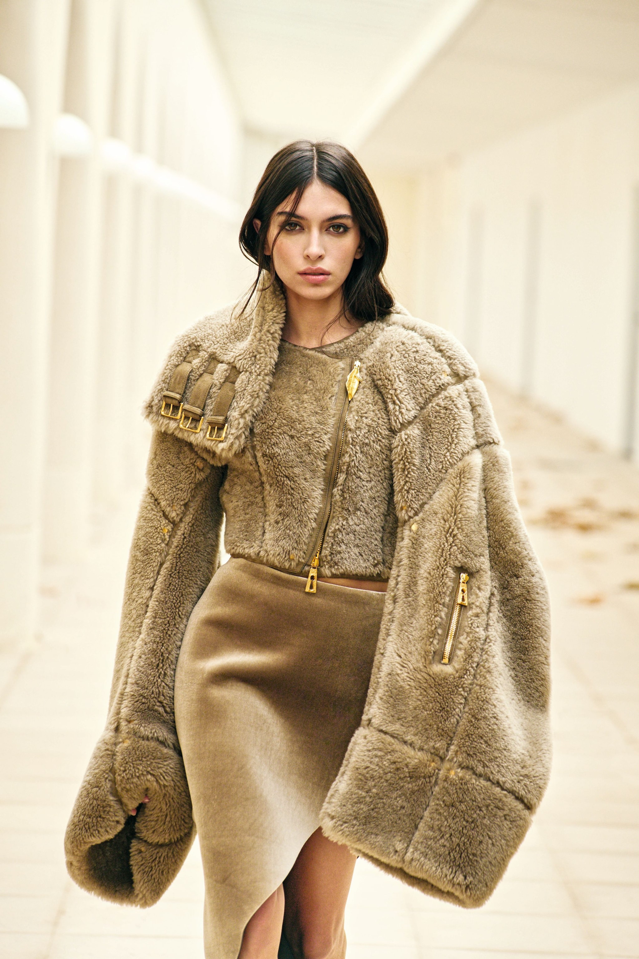 Lucía Rivera posa frente a la cámara con total look, de Schiaparelli