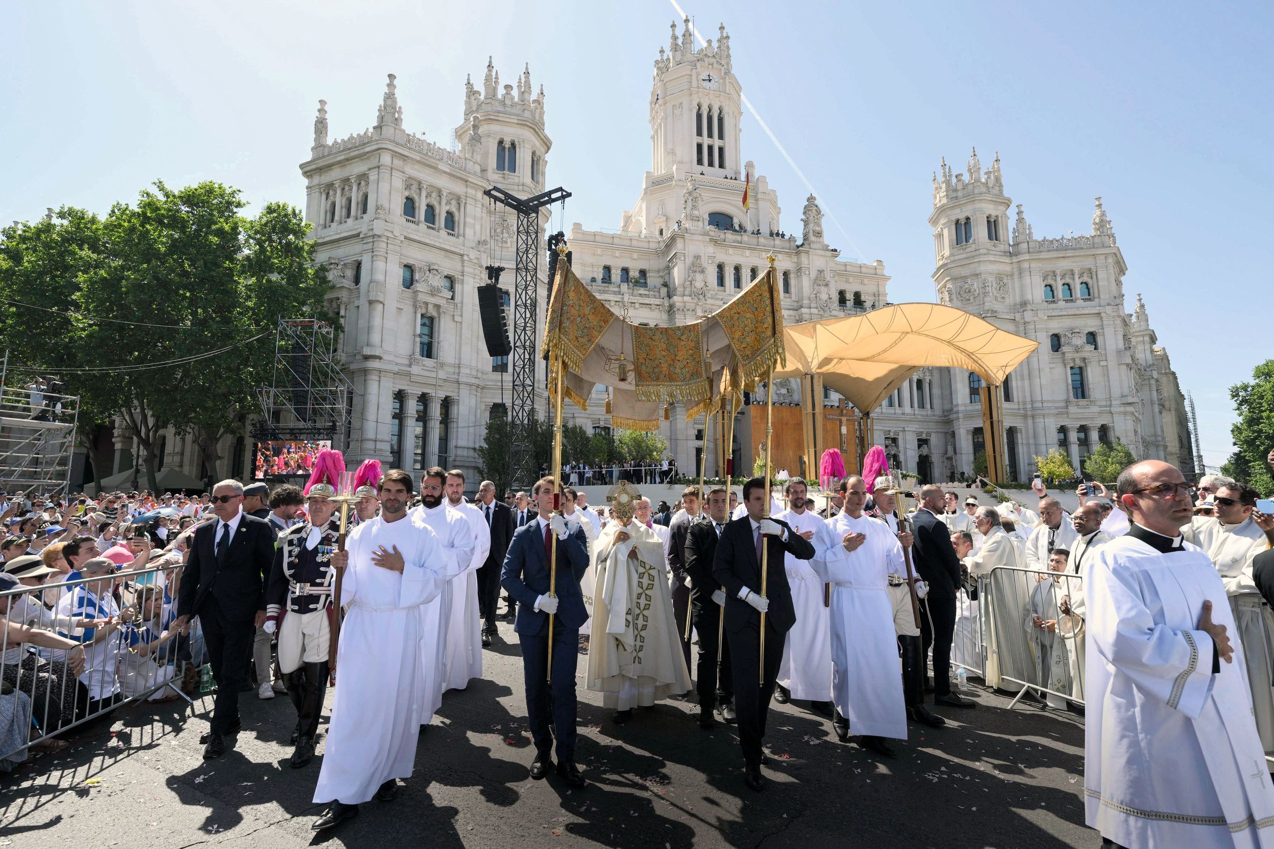 Tras un multitudinario recorrido en el papamóvil por las calles de la capital, el Papa León XIV fue recibido con gran entusiasmo en Cibeles.
