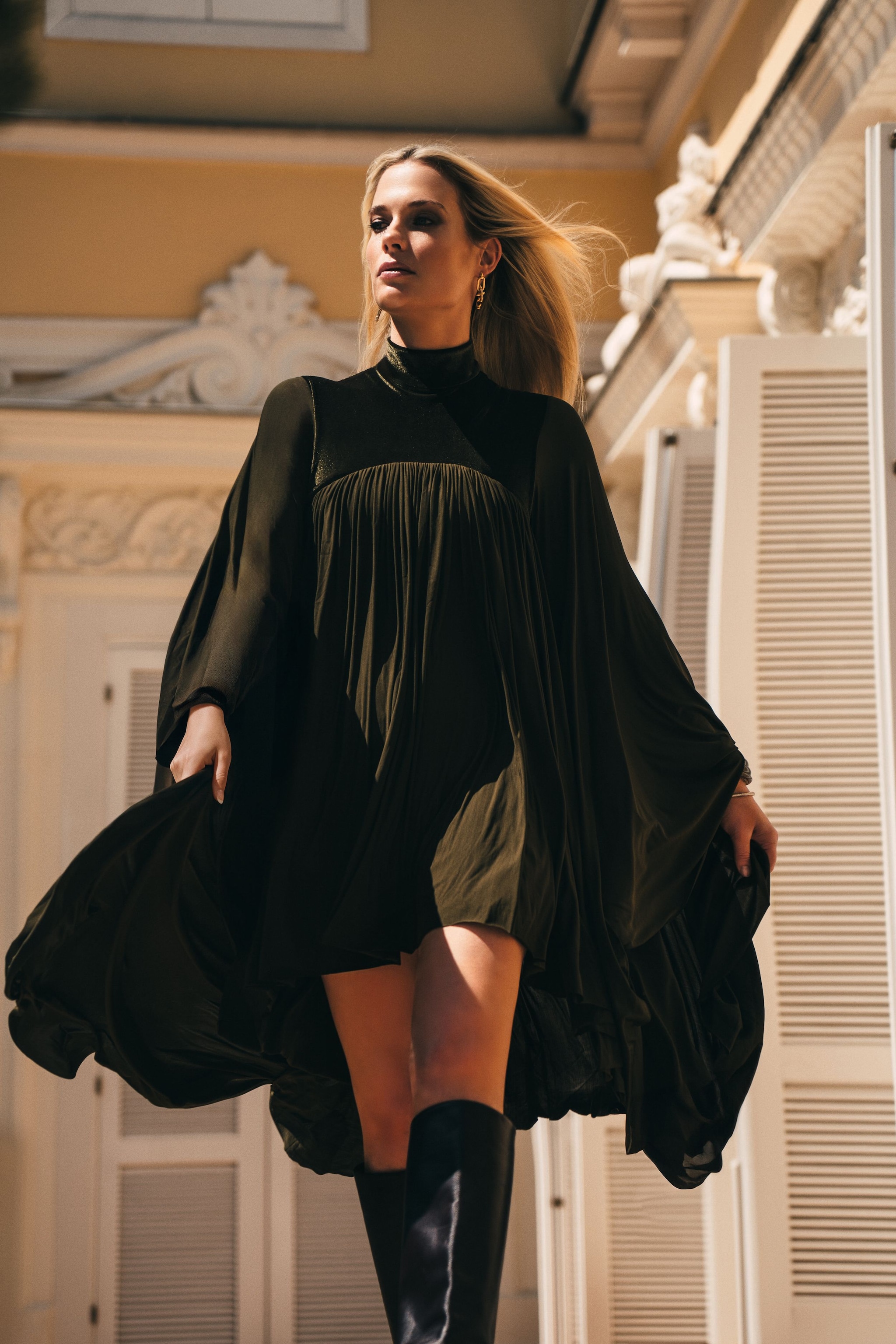 SOFISTICACIÓN
En esta página, Lady Eliza Spencer posa ante la cámara con vestido negro fluido, de Zimmermann; botas, y brazalete, de Aquazzura, y joyas, de Tiffany & Co