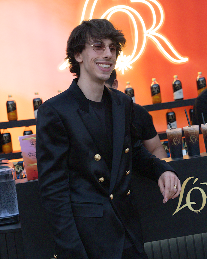 Hombre en stand de L'OR Espresso
