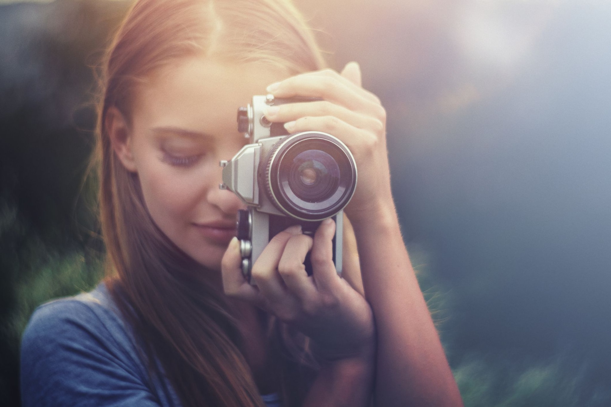 Mujer con una cámara fotográfica 