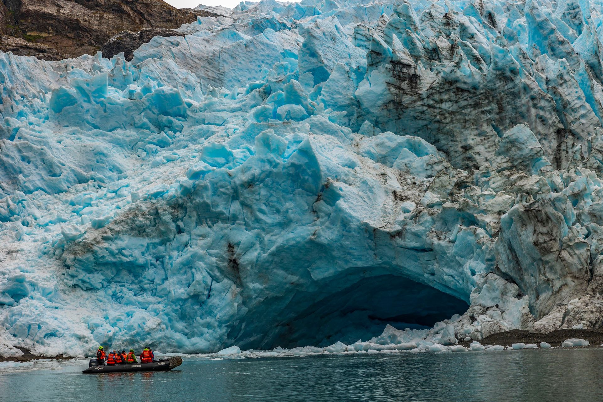 Al Glacial Cóndor se llega navegando entre impresionantes paredes rocosas.