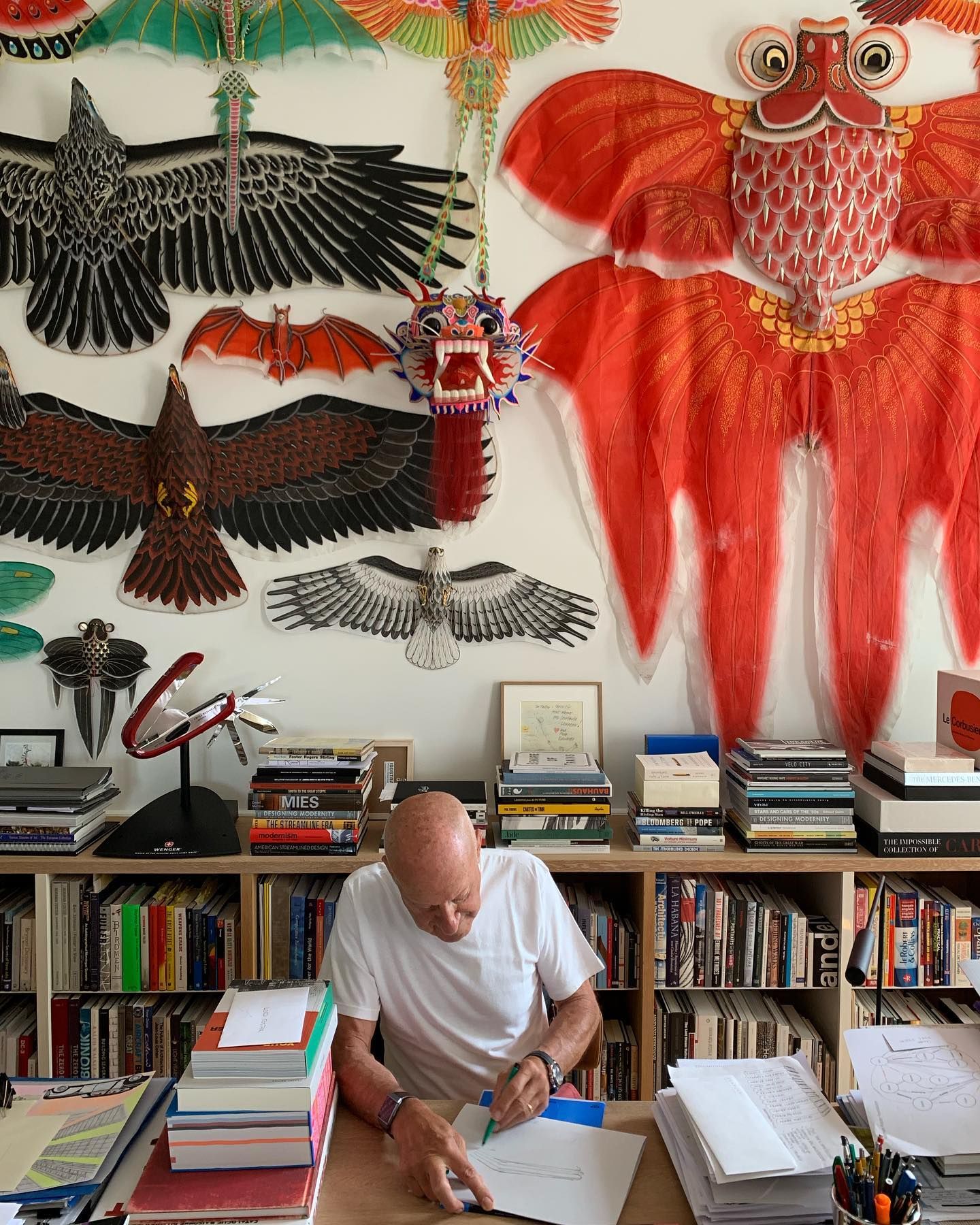 Norman Foster en su despacho trabajando