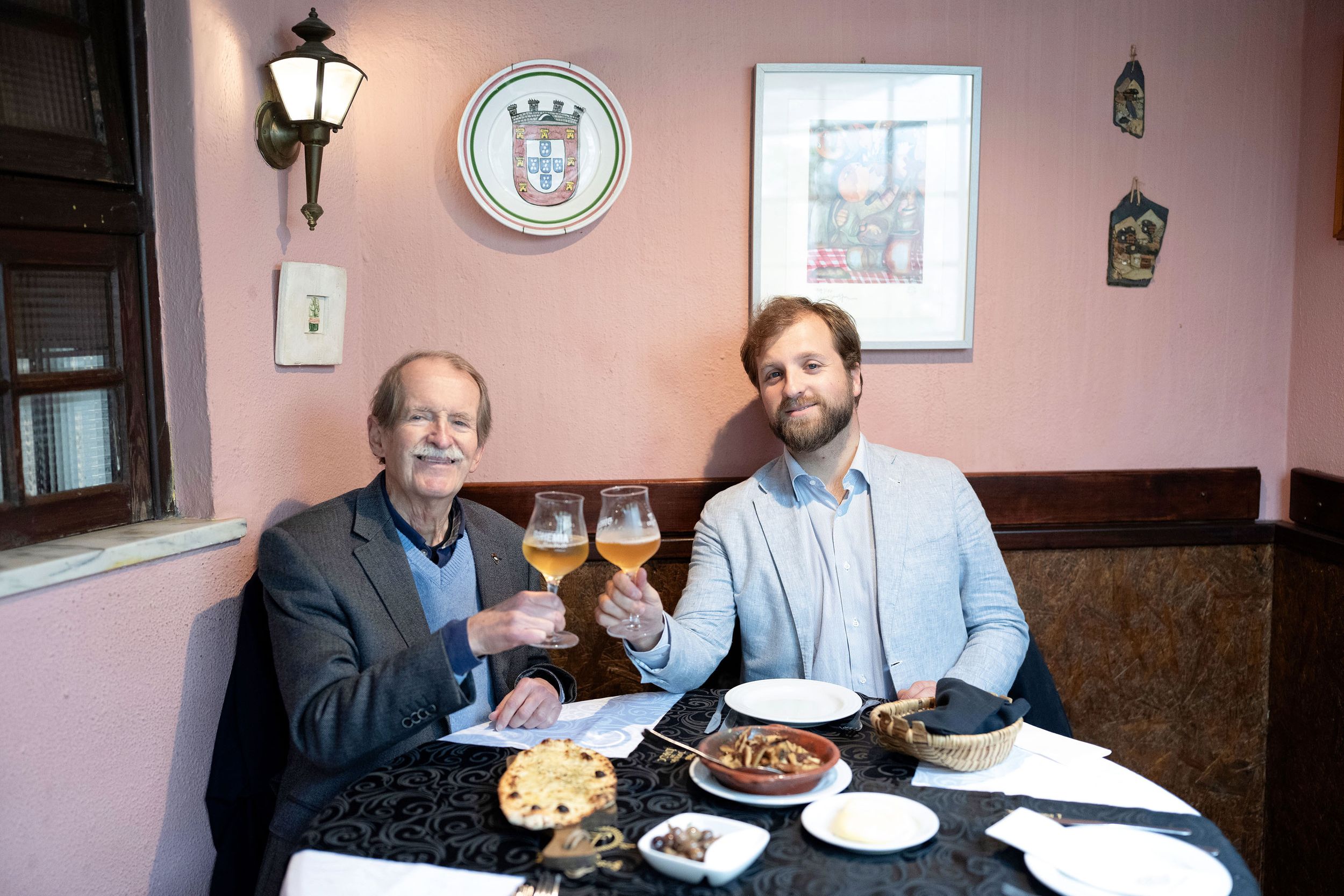 Alfonso de Braganza con su padre, Dom Duarte Pío tomando una cerveza
