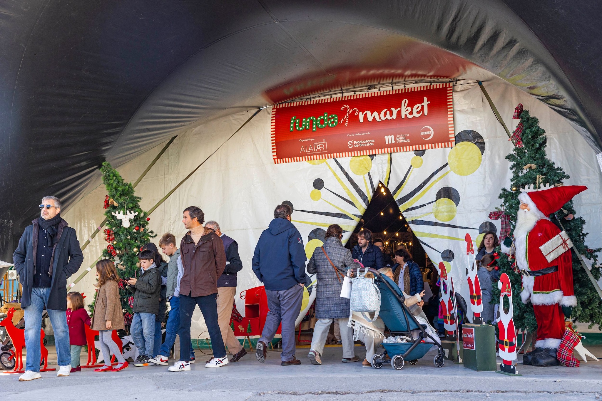 Entrada de la carpa del Fundamarket