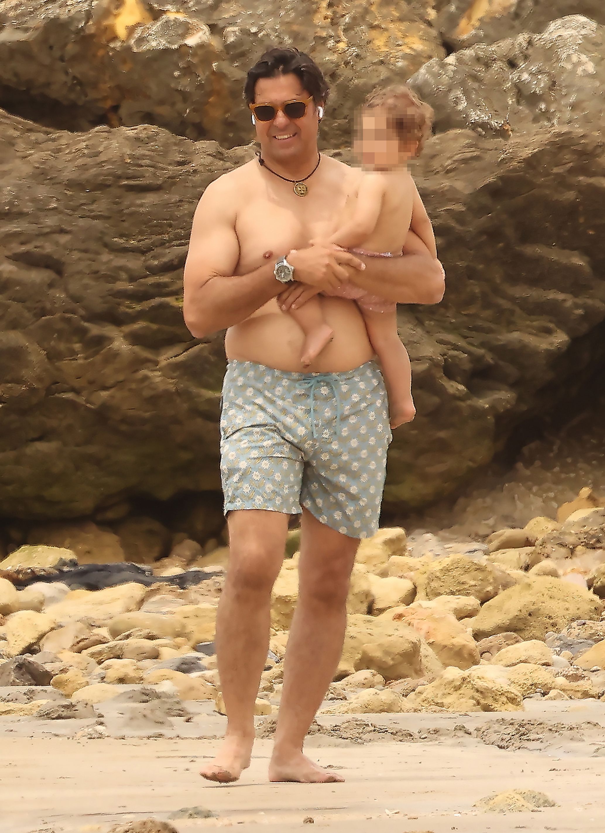 Francisco Rivera con su hijo en brazos