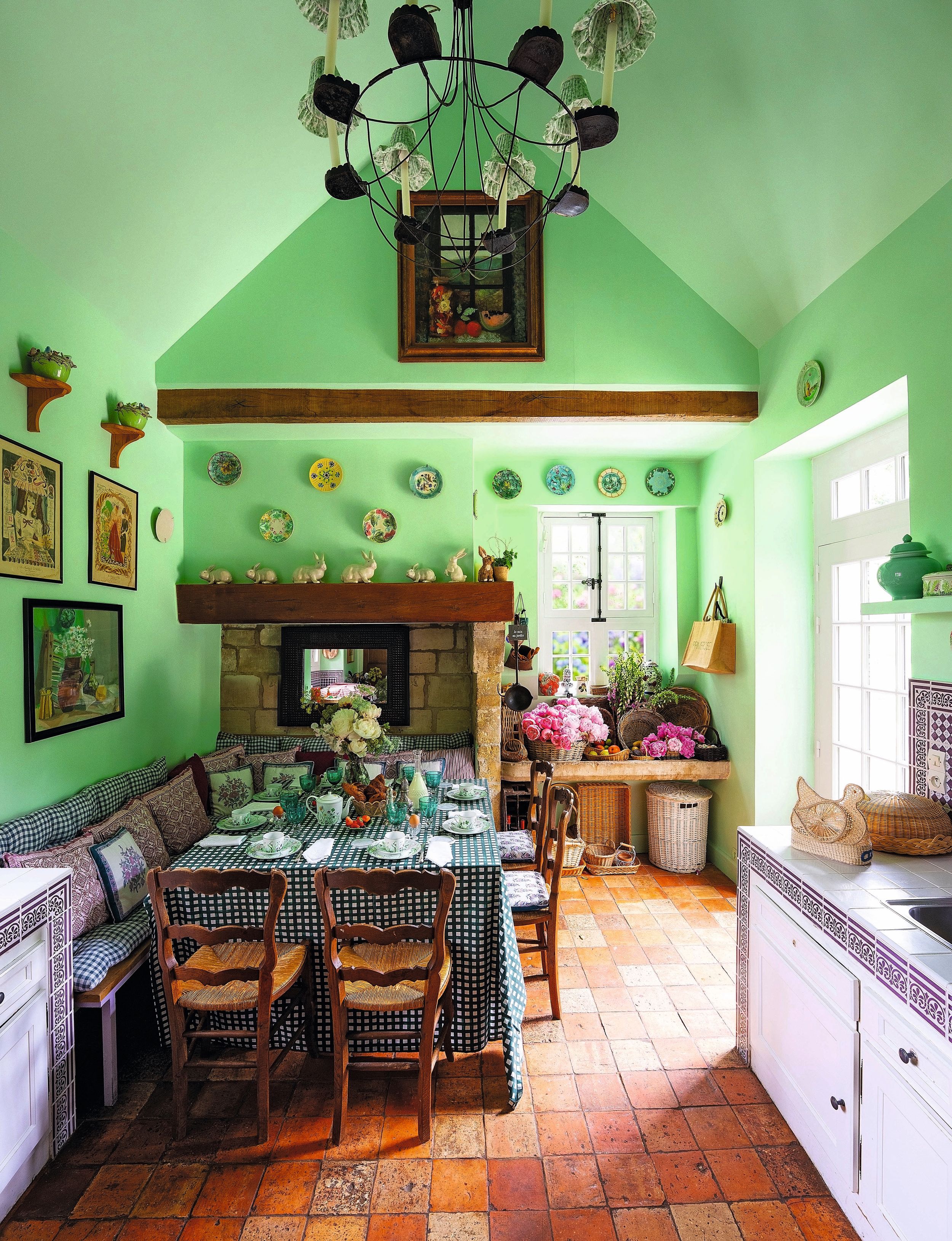 EL ARTE DE RECIBIR
La cocina-comedor de la casa, siempre lista para recibir a los amigos de Cordelia, que disfrutan
de su plato estrella:
la berenjena rellena