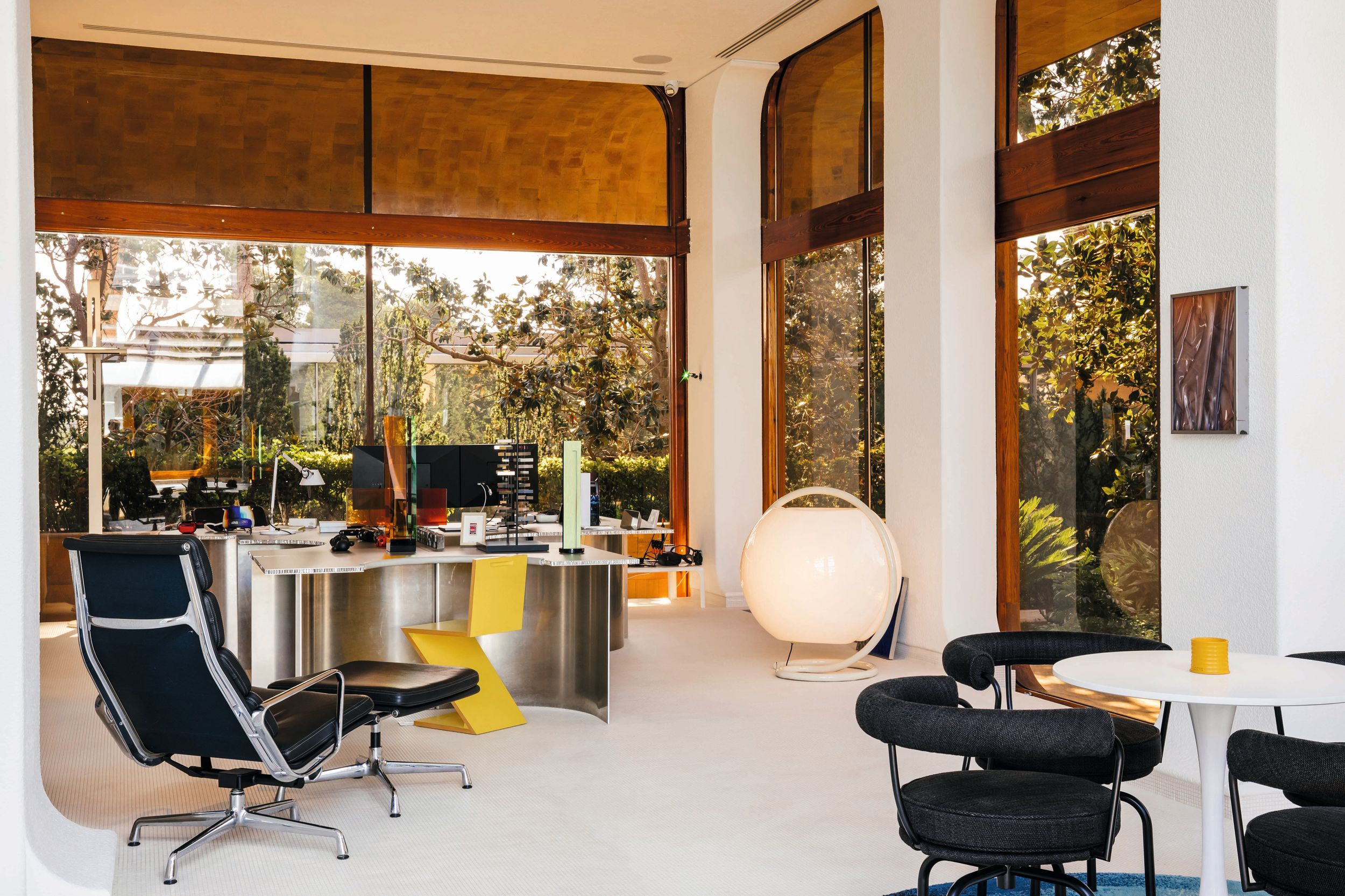 Otra visión del salón, que es un espacio híbrido entre arquitectura experimental, instalación artística y lugar de convivencia