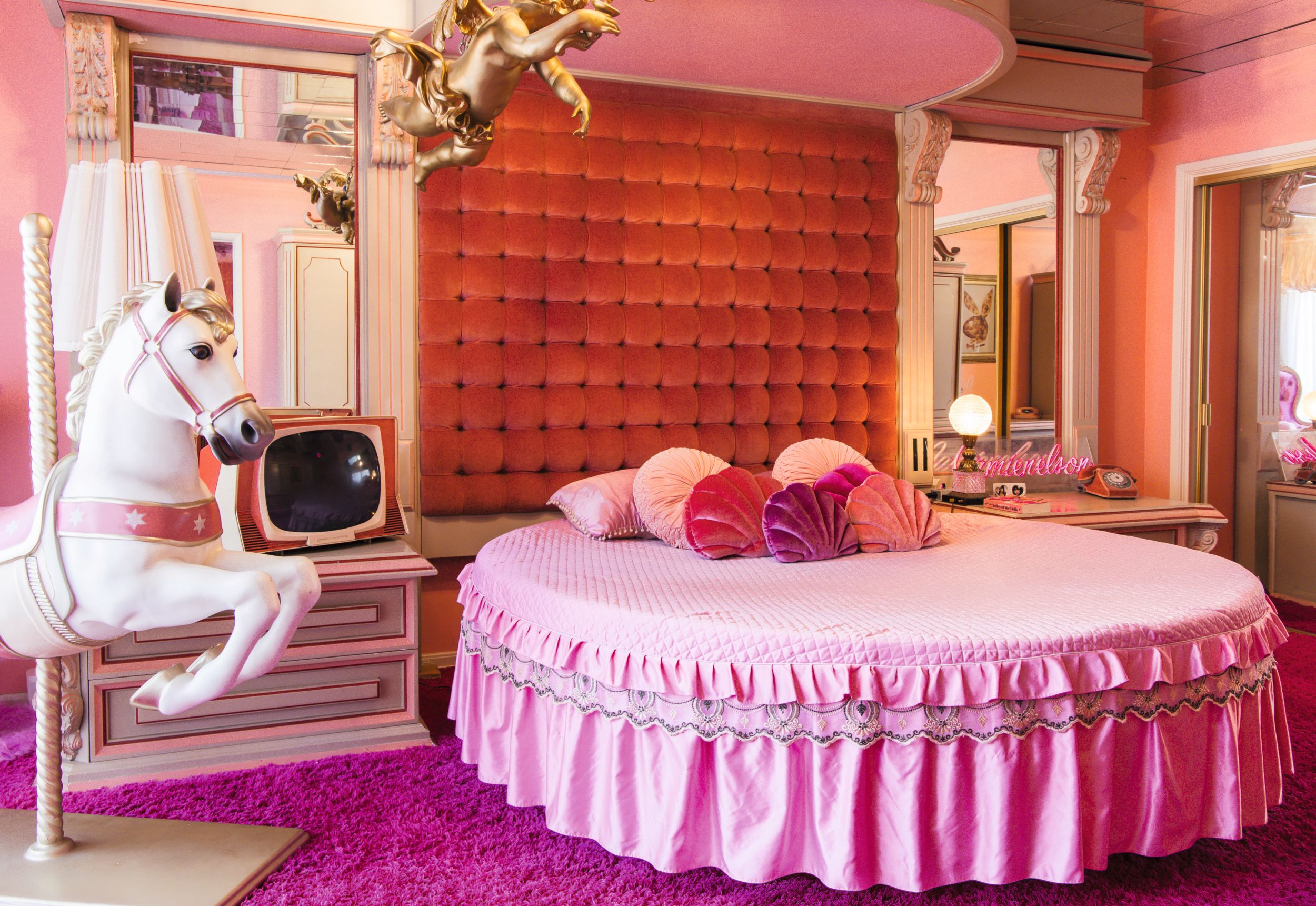 JAMIE NELSON NOS RECIBE EN SU CASA ROSA DE LOS ÁNGELES, UN TEMPLO DEL ESTILO RETRO, FANTASÍA Y “GLAMOUR” HOLLYWOODiense