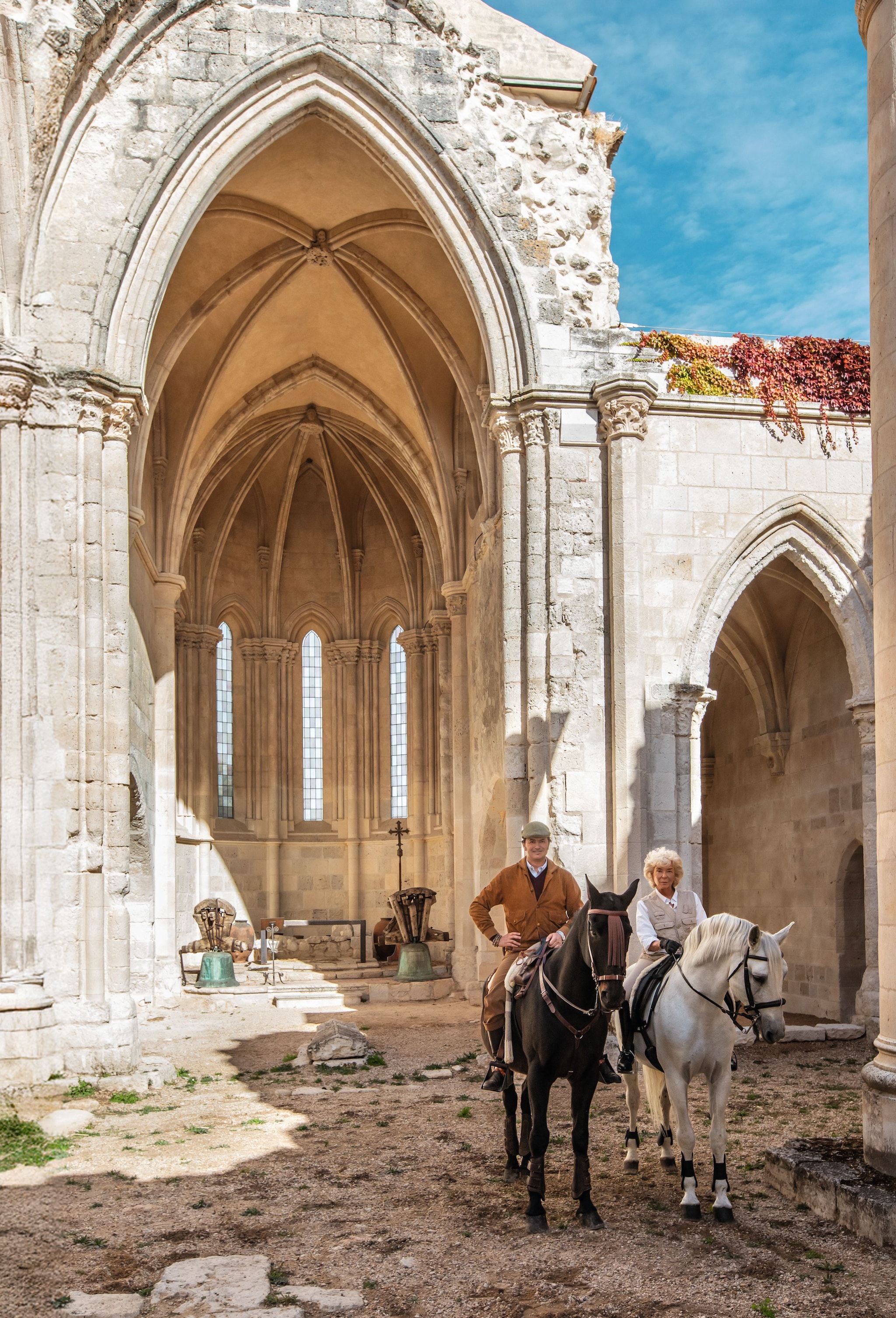 Lucía y Lolo montan a "Talibán" y "Genil", en el interior del ábside
