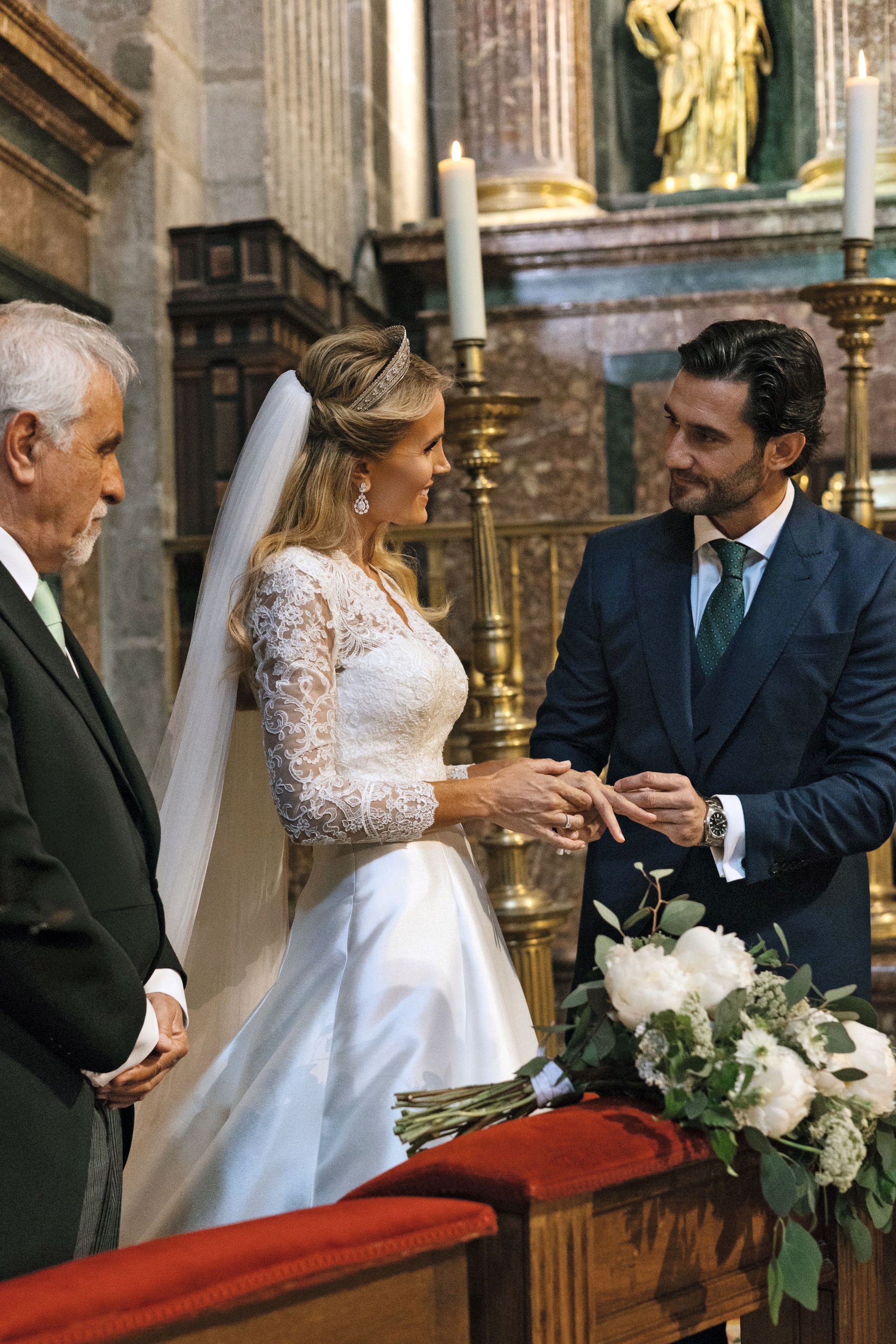 ENTRAMOS EN LA BODA DE ANGIE RIGUEIRO Y NACHO CERRILLO UNA CEREMONIA MÁGICA Y UN ESCENARIO DE PELÍCULA