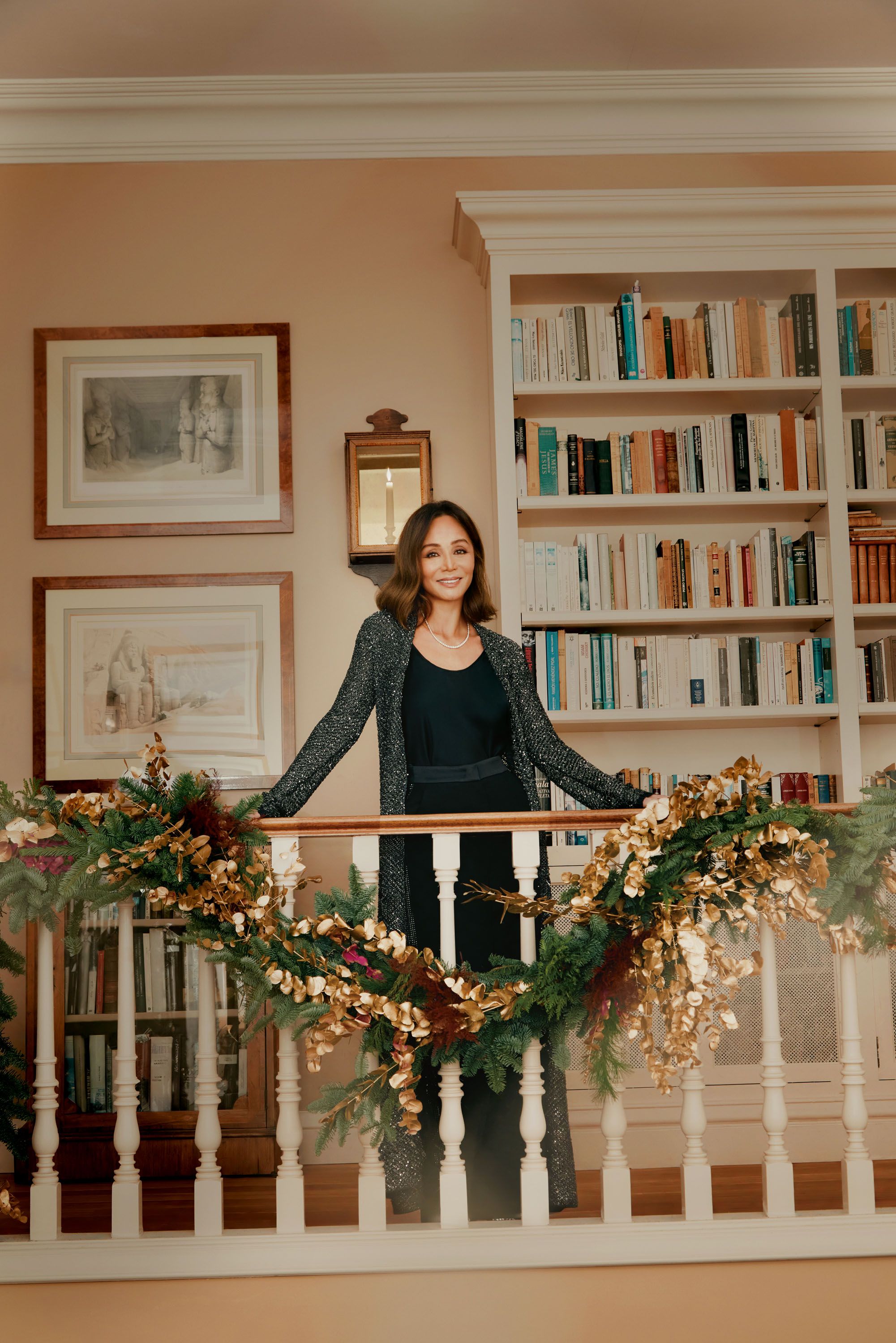 Isabel Preysler en las escaleras de su casa