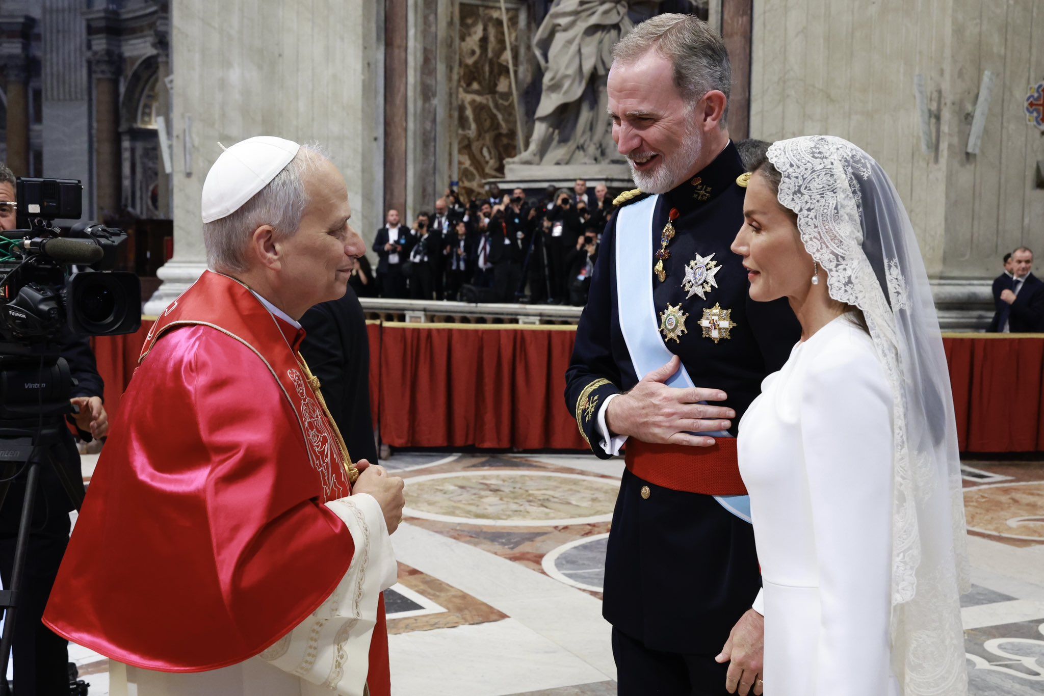 Los reyes Felipe y Letizia en el Vaticano en la misa inaugural de León XIV