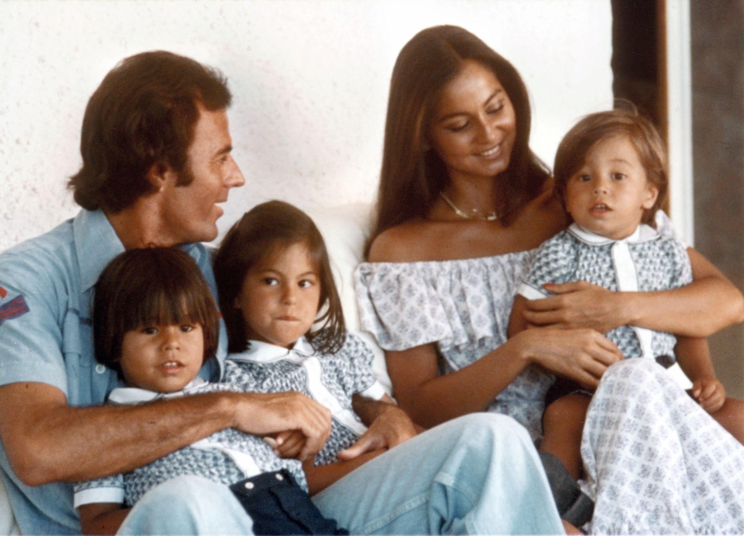 Julio Iglesias e Isabel Preysler, , antes de su separación, en 1978, con sus tres hijos