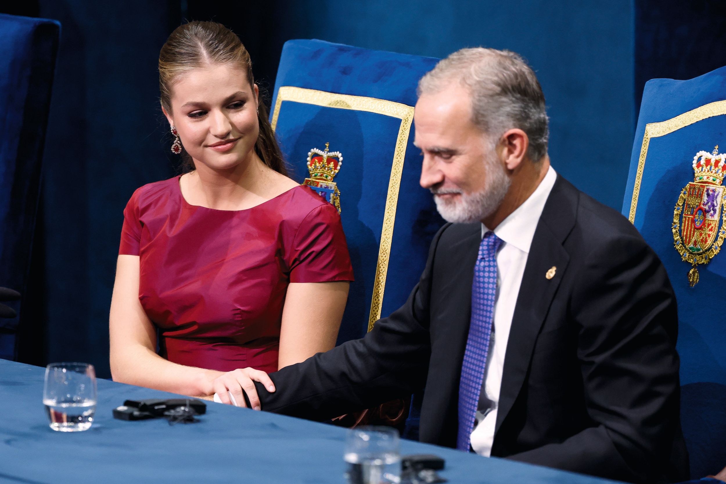 La princesa Leonor agarrando del brazo a su padre en los princesa de Asturias