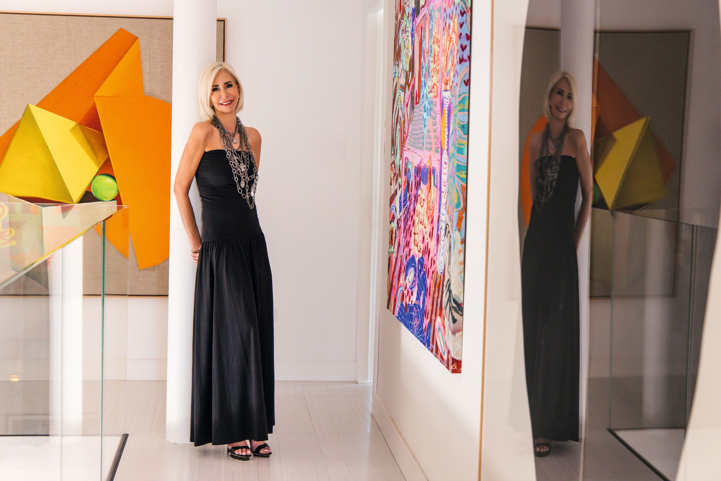 En la galería del pasillo que lleva a los dormitorios de la segunda planta, decorada con un óleo de Ángela Mena, otro de Ana Malta y un grabado de Martín Chirino