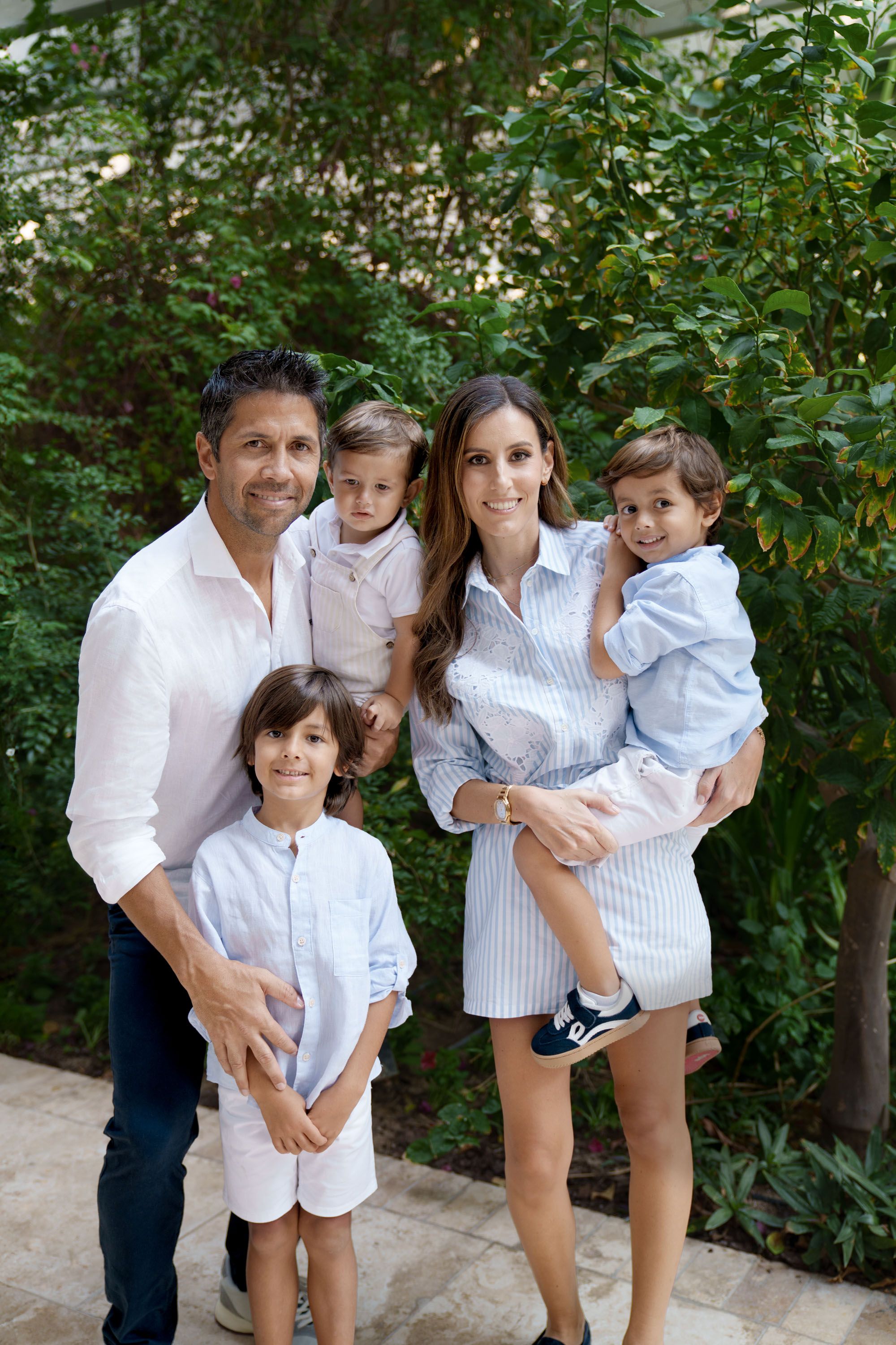 Ana Boyer y Fernando Verdasco posando con sus hijos
