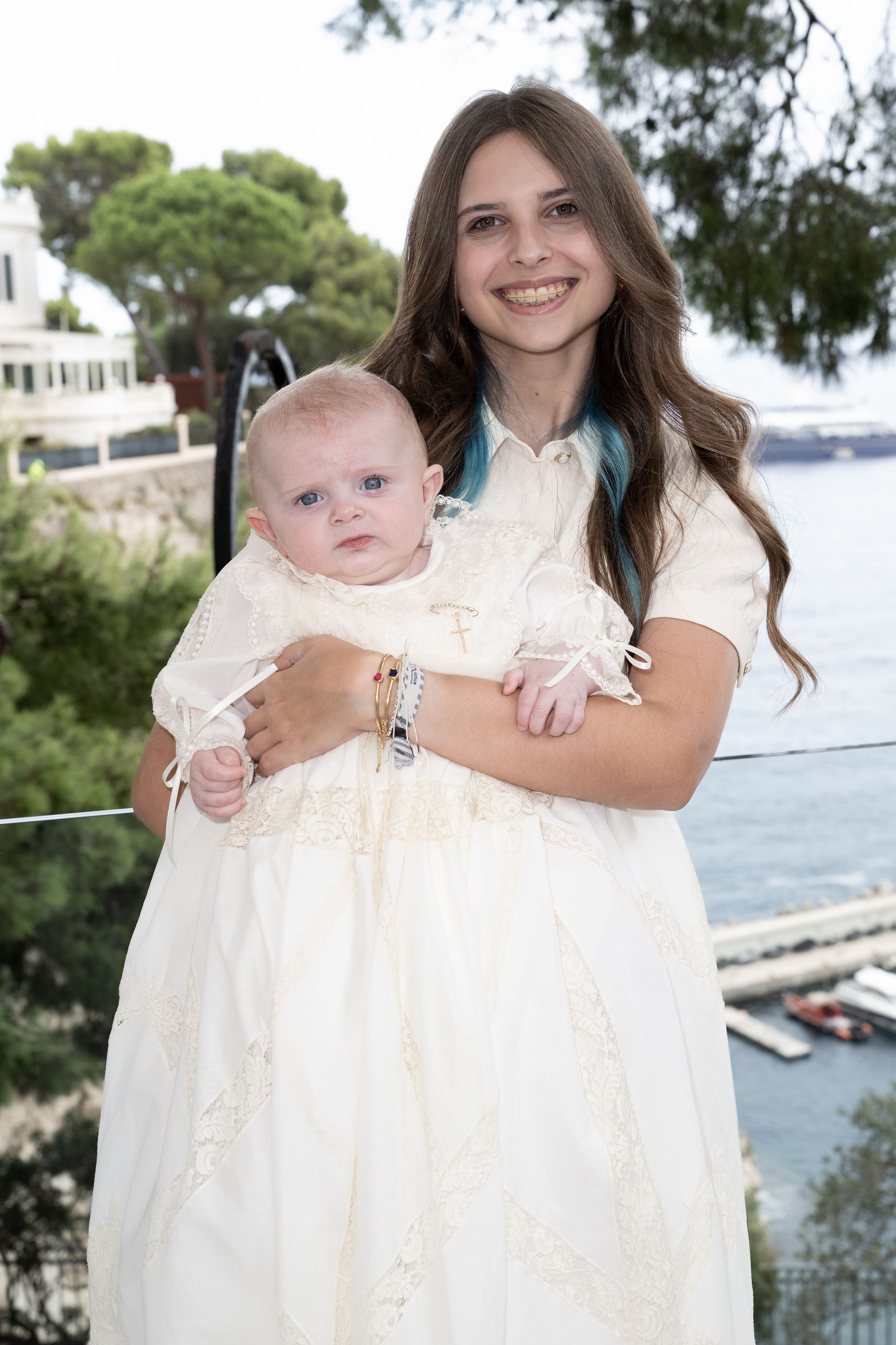 La princesa Isabel de Orleans con su hermana pequeña Élisabeth en brazos