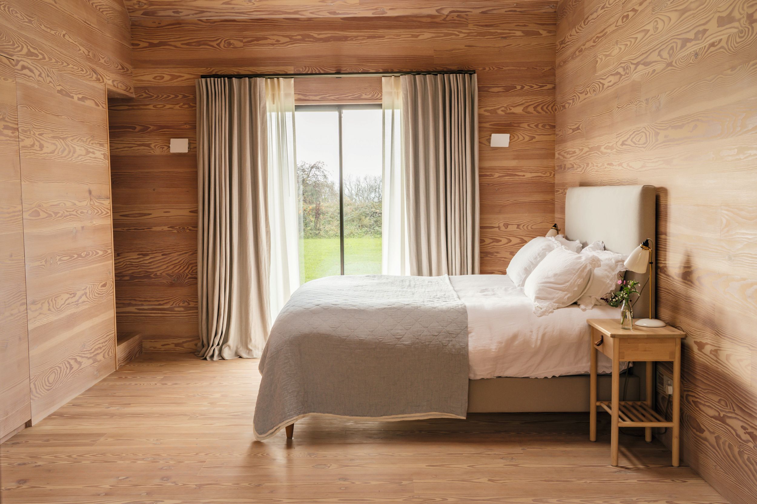 EL RECONOCIDO ARQUITECTO BRITÁNICO ALEX MICHAELIS Y SU MUJER, SUSANNA PARRY NOS ABREN LAS PUERTAS DE SU FABULOSA “CASA DE LA HOJA” EN LOS COtsWOLDS (INGLATERRA)