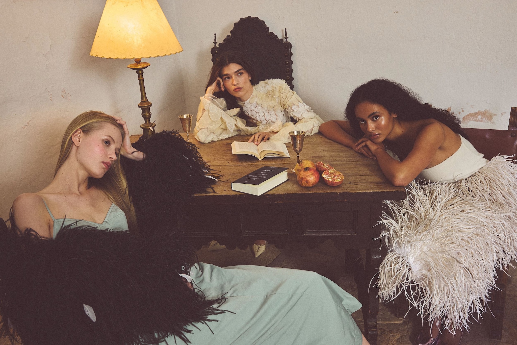 Álvaro posa con total look, de Fendi. La mesa está decorada con atrezo, de Mestizo Store; copas y fuente, de Villa Las Perelli, y joyas, de Swarovski