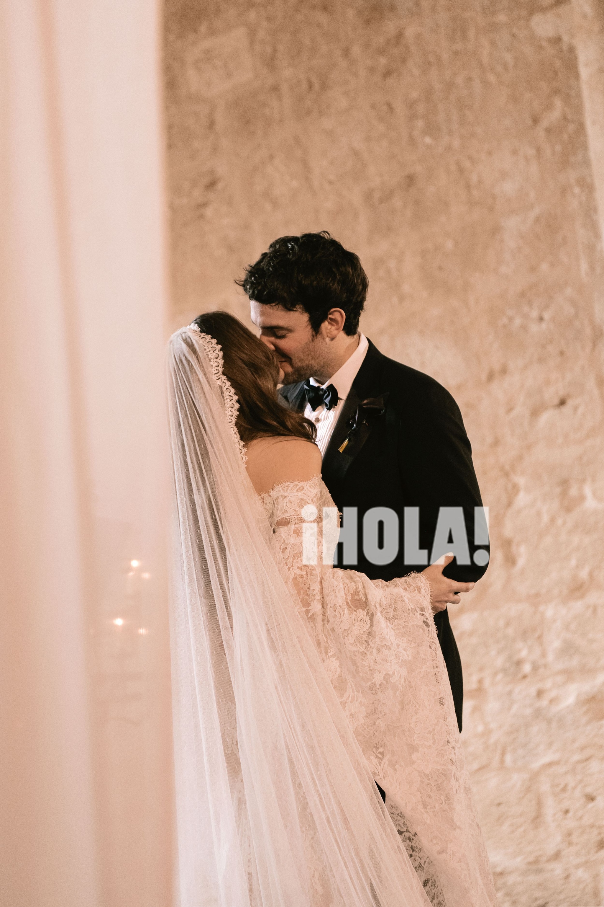 Stella Banderas, besándose con su marido