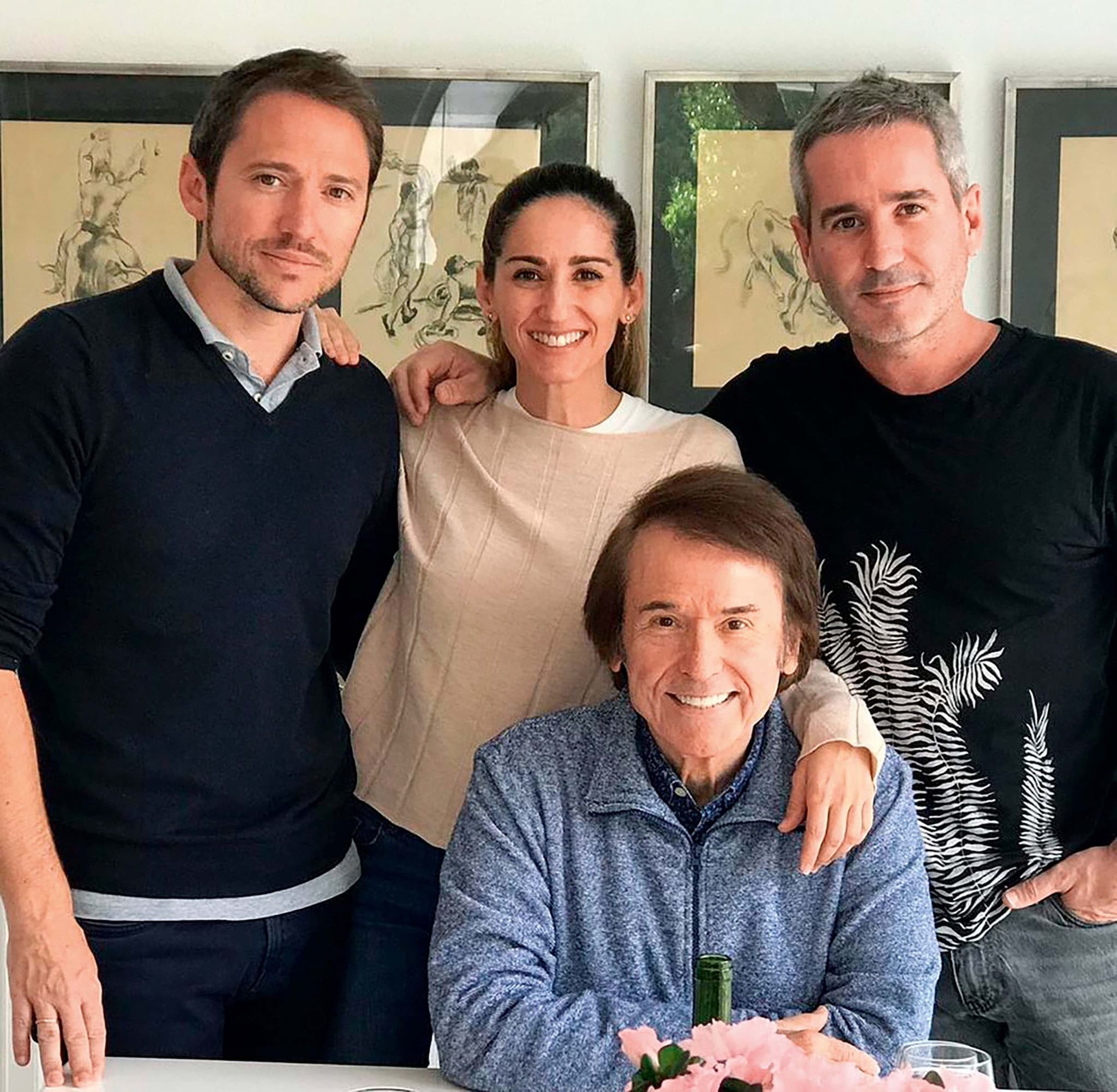 Montserrat Caballé, Armando Manzanero, Rocío Jurado, Rita Pavone o Miguel Bosé, pero también Loquillo, Bunbury, Pablo Alborán, Pablo López, Vanessa Martín, Dani Martín, Manu Carrasco o Mónica Naranjo... Raphael llega a todos los públicos. ¿Recomendación de sus nietos? ¿Son ellos quiénes le dicen: "Abuelo, me gustaría que cantaras con mengano" o "Abuelo, escucha a Zutana, que te va a chiflar..."? "A quien les tiene que chiflar es a ellos… A mí me interesa compartir micro por las cosas del arte, por hacer algo diferente, Nunca porque esté buscando un lucimiento…". "Por cierto, Raphael, como abuelo, ¿cómo eres?". "Creo que no soy malo…", nos confiesa entre risas