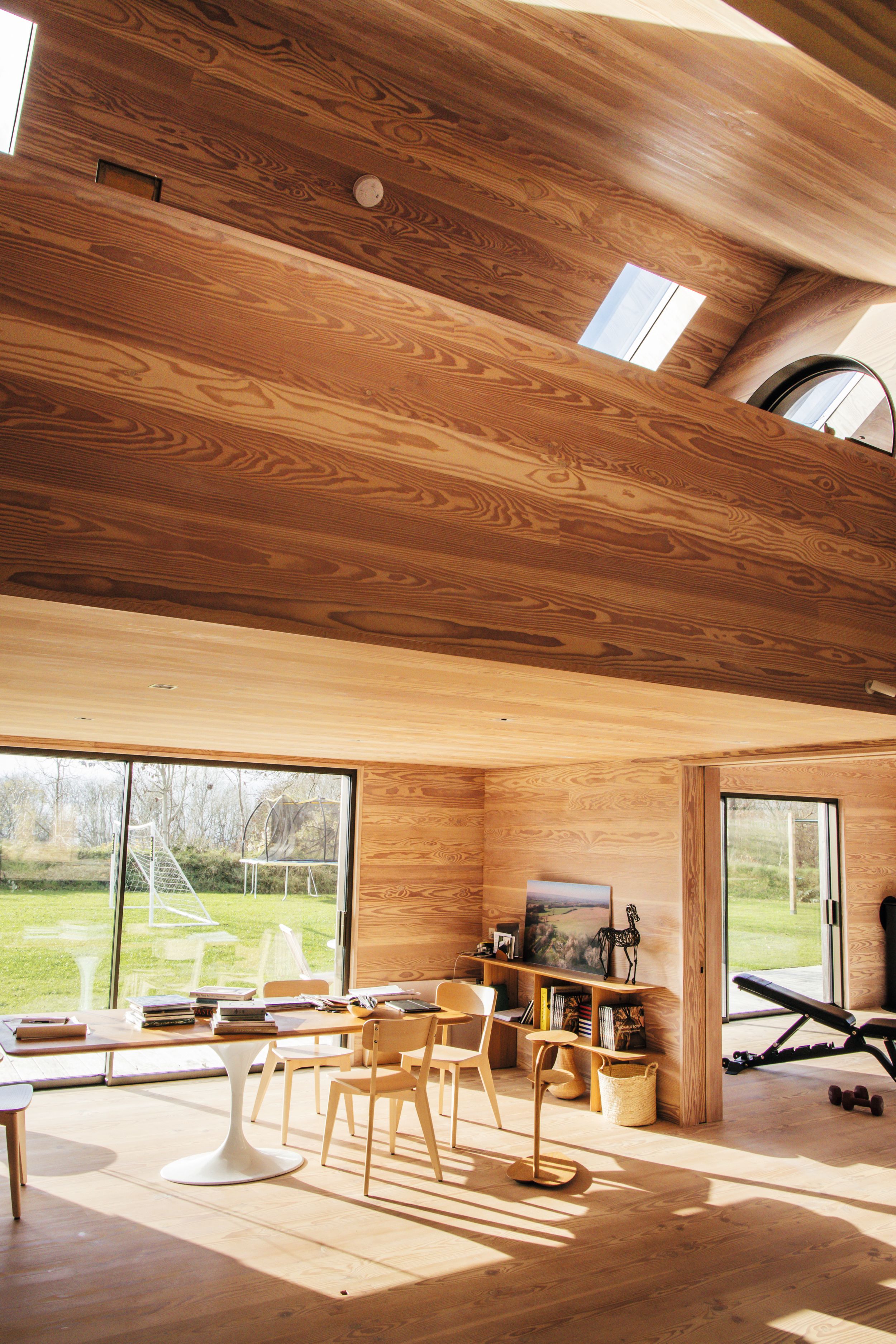 EL RECONOCIDO ARQUITECTO BRITÁNICO ALEX MICHAELIS Y SU MUJER, SUSANNA PARRY NOS ABREN LAS PUERTAS DE SU FABULOSA “CASA DE LA HOJA” EN LOS COtsWOLDS (INGLATERRA)