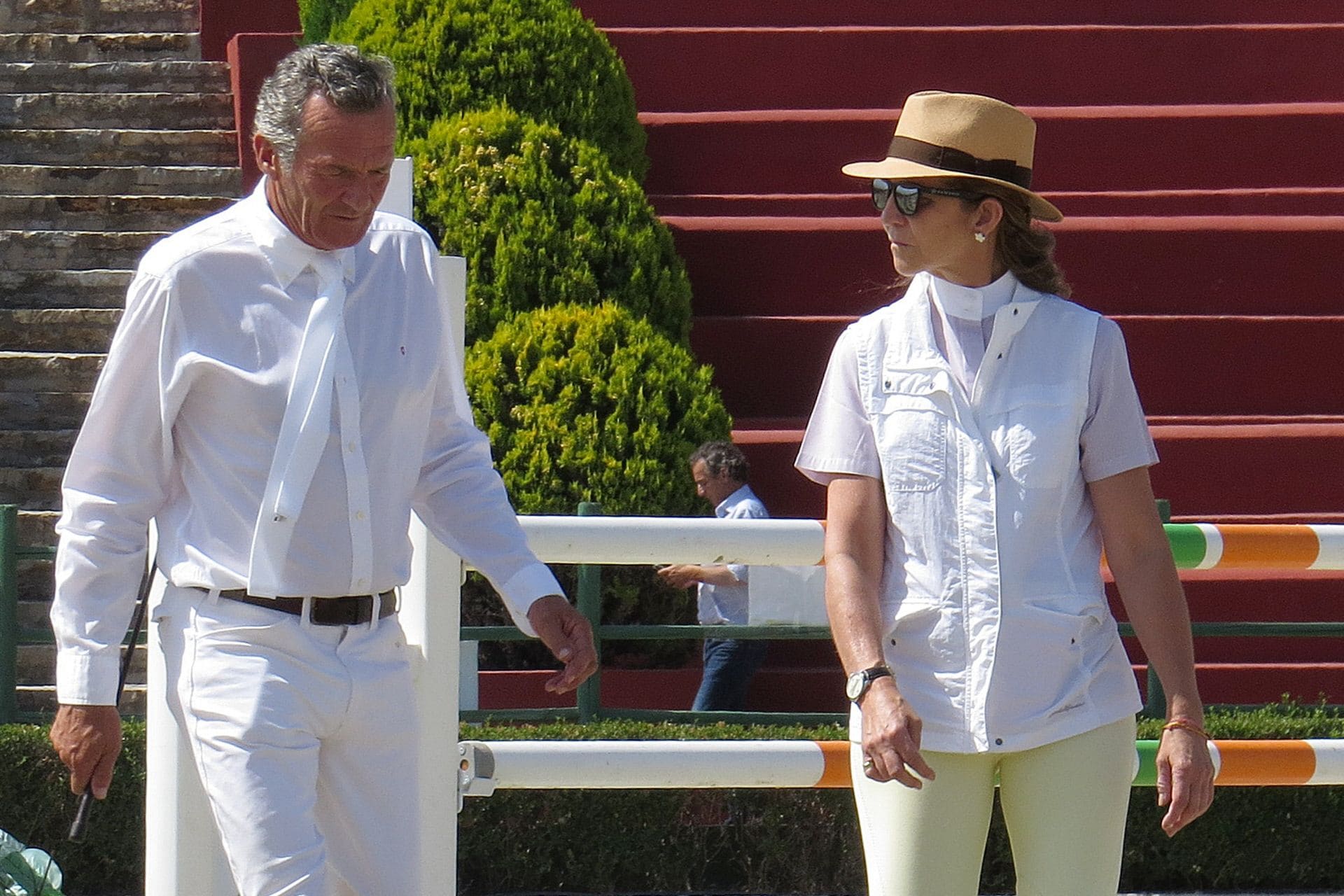 Luis Astolfi, caminando junto a la infanta Elena