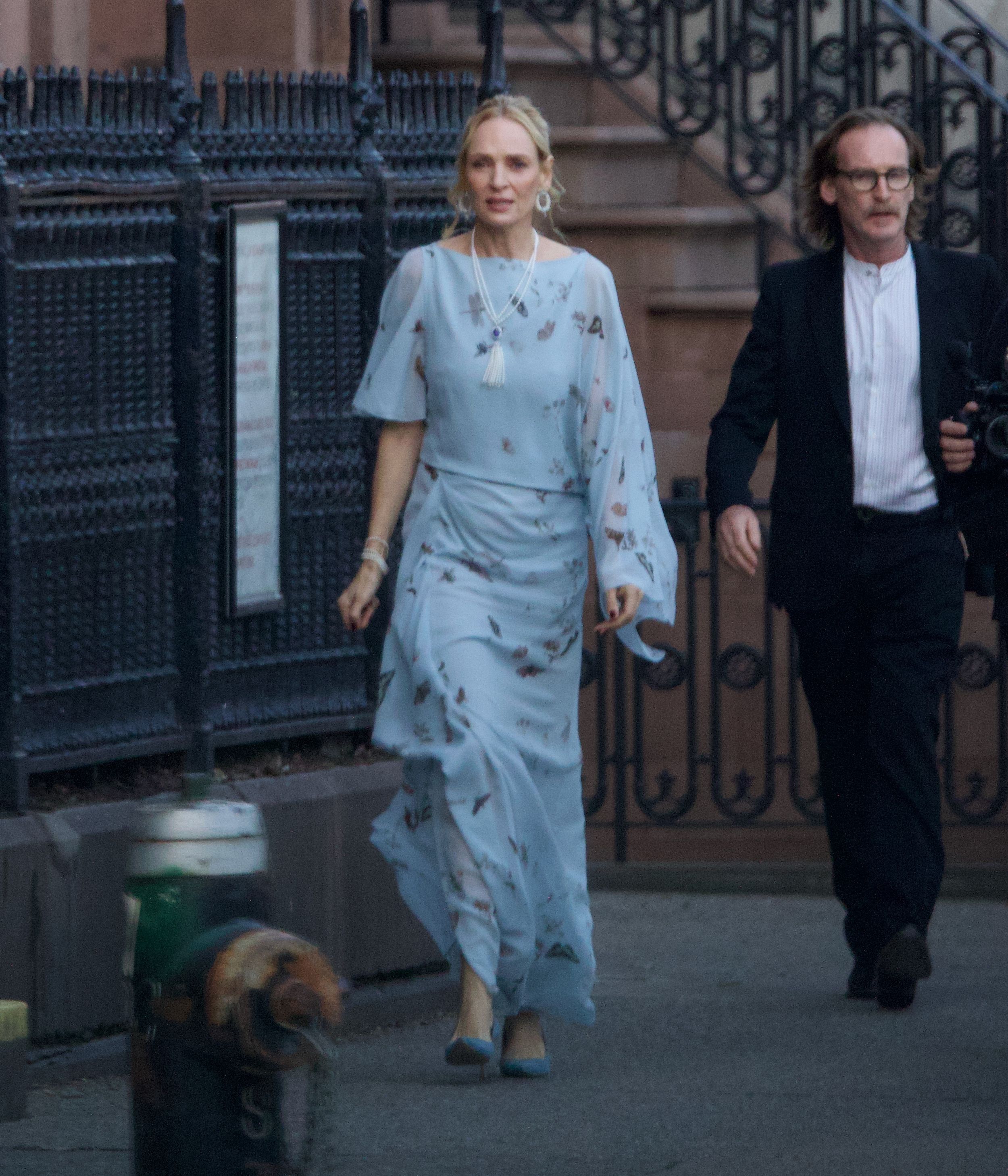 Uma Thurman con vestido azul de estampado floral el día de la boda de su hija, Maya Hawke, en Nueva York