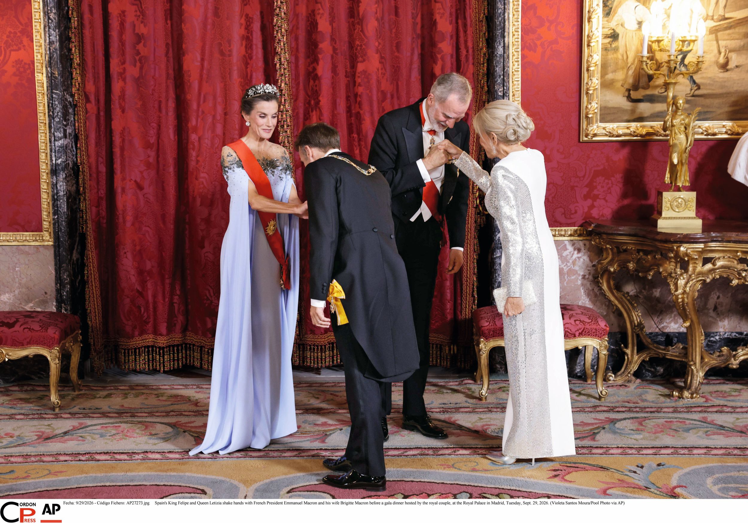 Los Reyes recibiendo a Emmanuel Macron y a su esposa, Brigitte, en el Salón del Trono, donde tuvo lugar el besamanos.