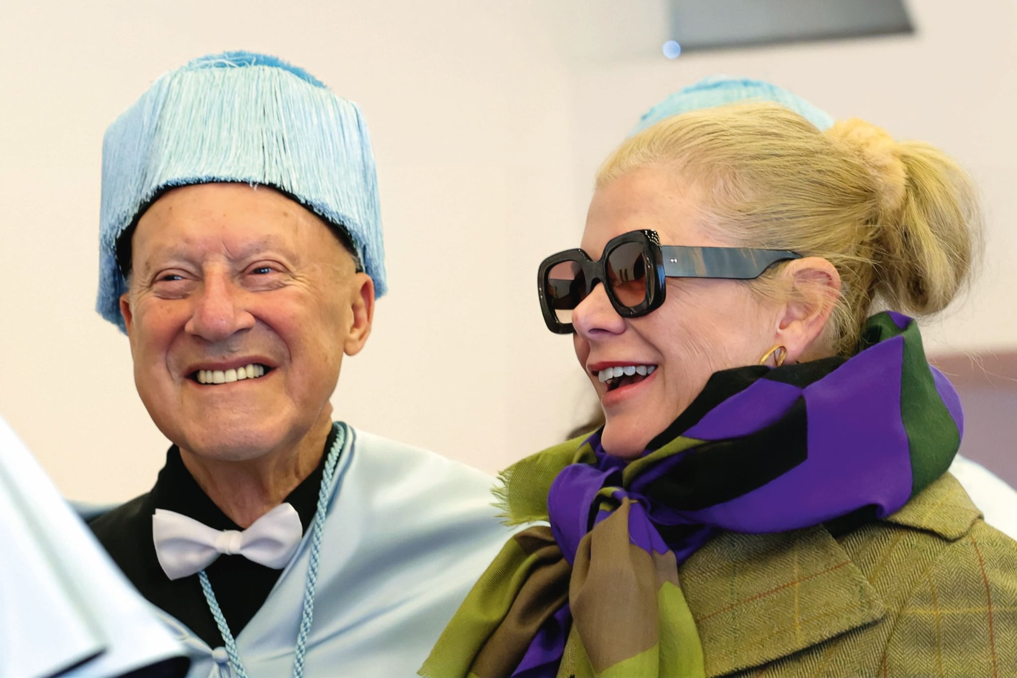 Lady Elena Foster y Lord Norman Foster sonrientes, vestidos con atuendos festivos