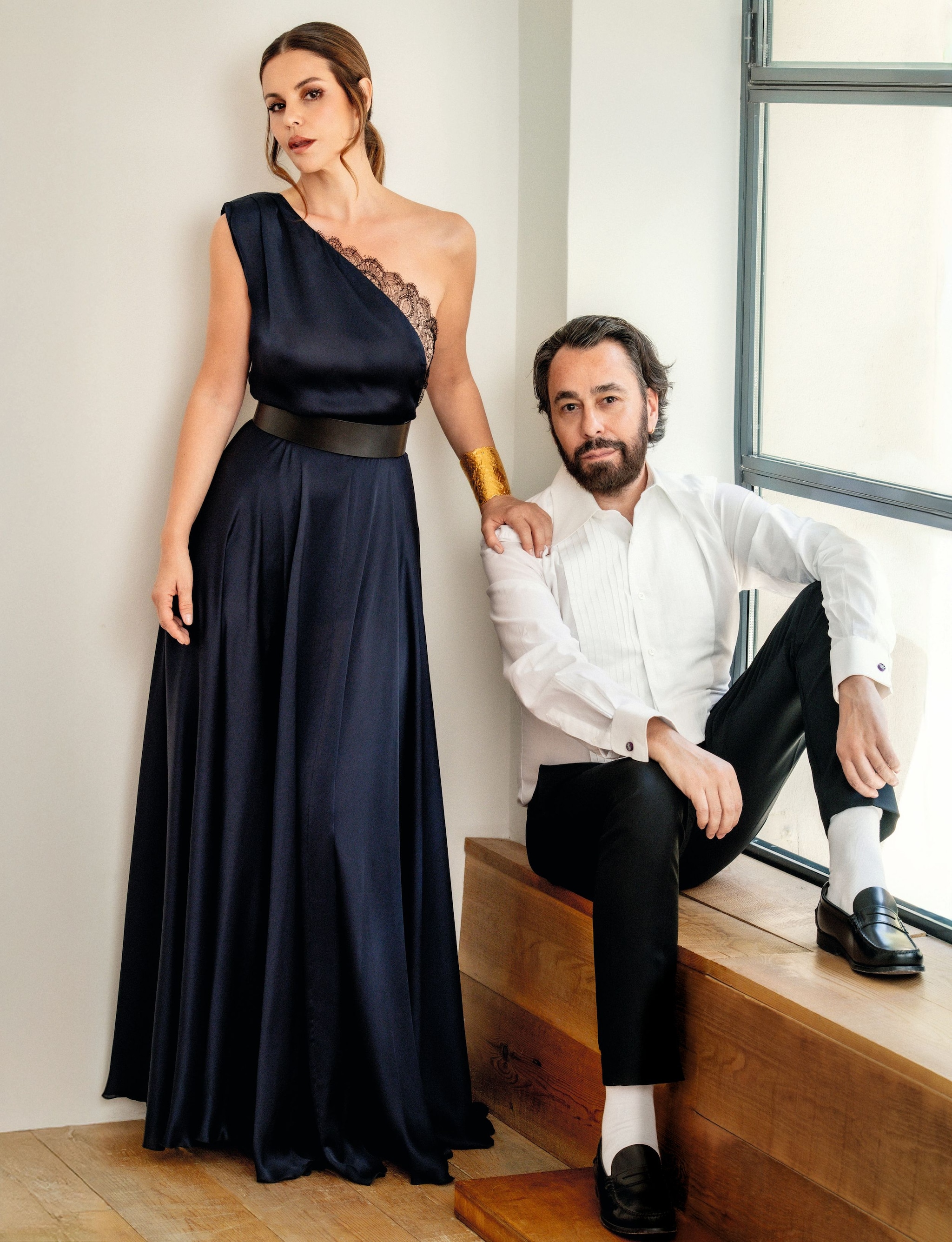ETERNA SOBRIEDAD
La elegancia minimal de Juanjo Oliva lleva años triunfando con su lenguaje artístico de pocos elementos, pero esenciales. Lleva camisa, de Tom Ford; gemelos, de Lanvin; pantalón, de Acne, y zapatos, de Martinelli. Junto a él, la actriz Marta Torné, con vestido de muselina de seda irisada, que  combina con brazalete, de Julia Muñoz para Maison Oliva Paris