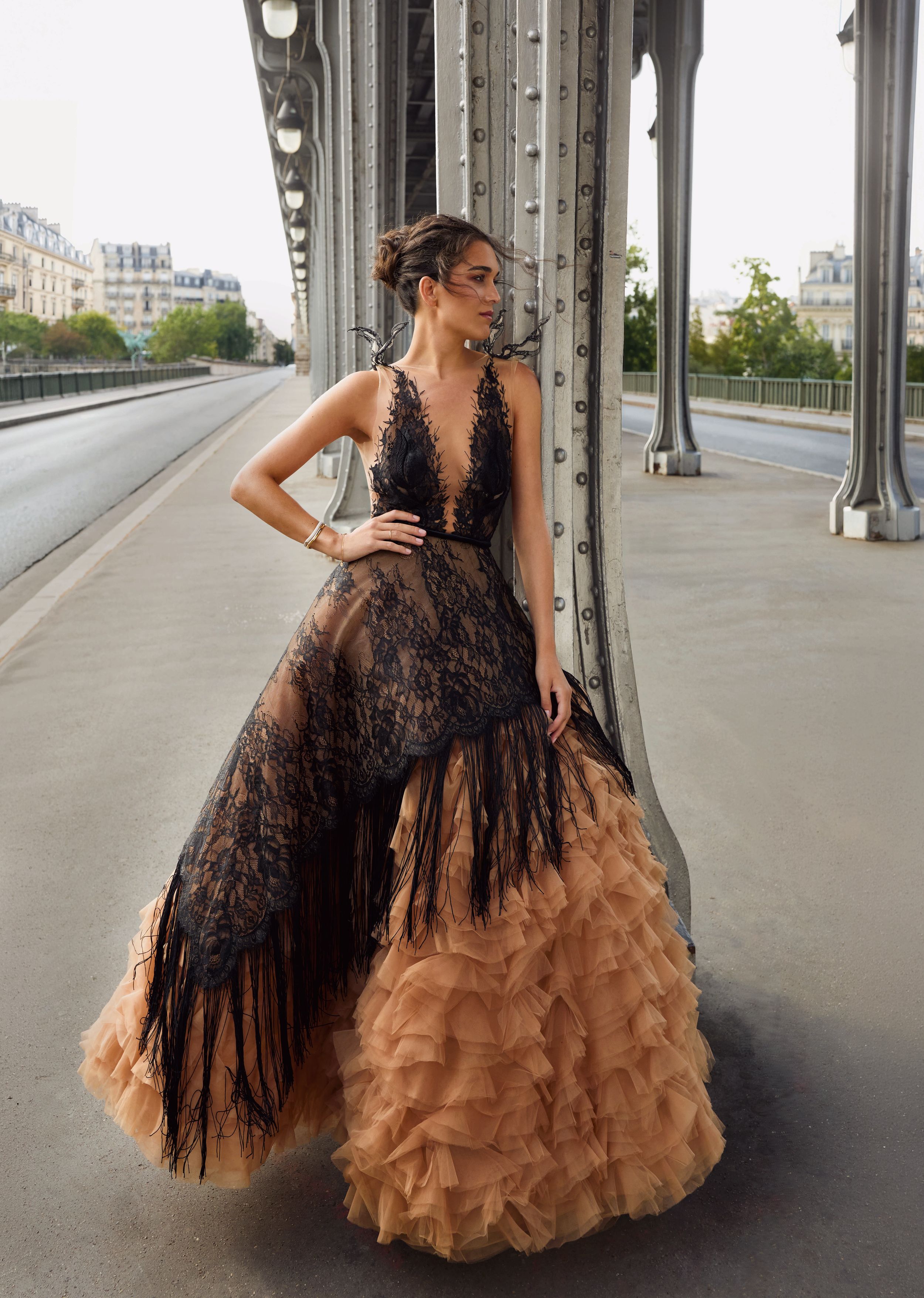 Nuestra protagonista posa en esta página con vestido de encaje negro, sobre falda de volantes en cascada, de Yanina Couture. Combina este elegante diseño
con joyas de Rabat.