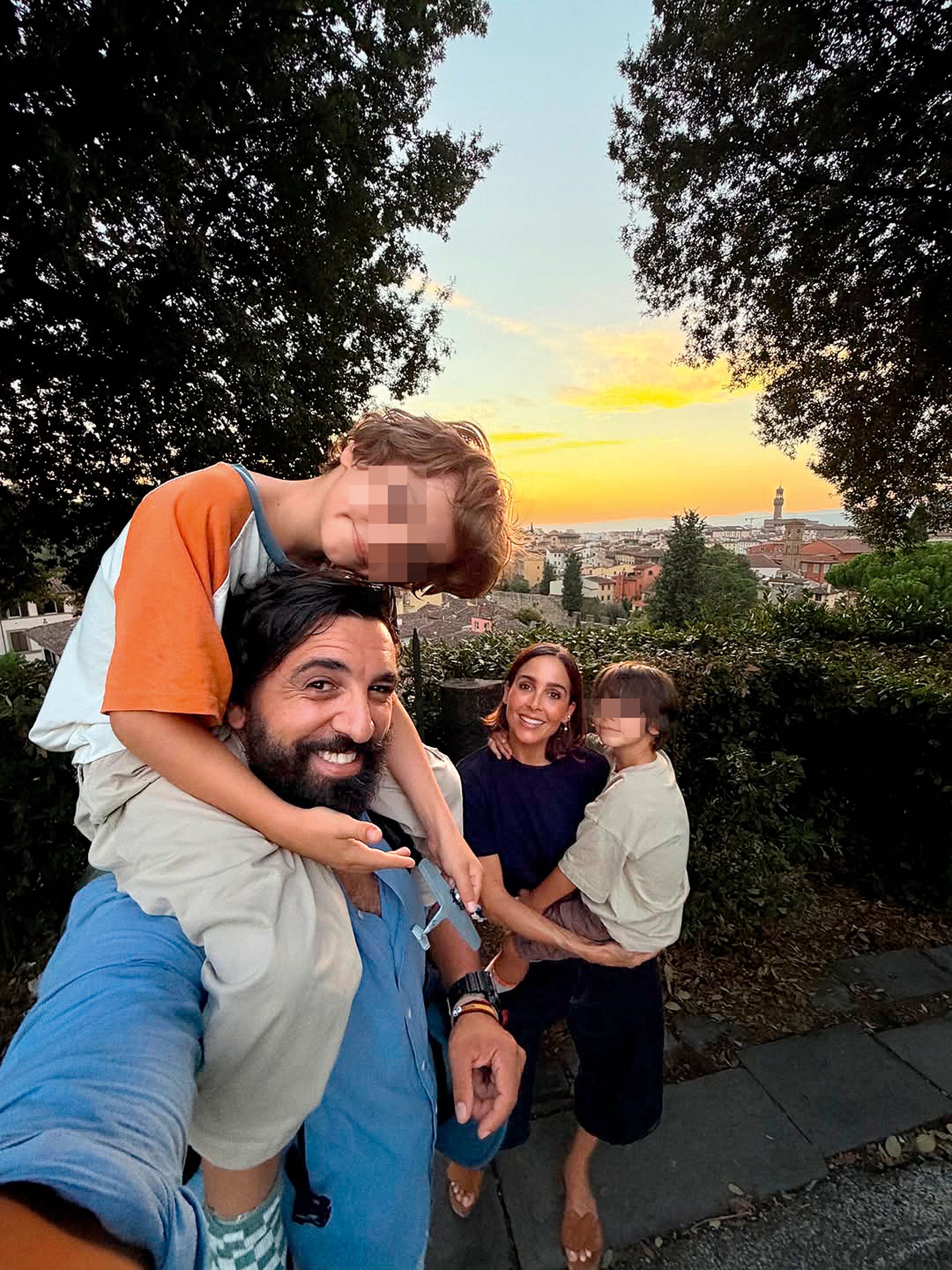 Rocío Osorno con su exmarido y sus hijos