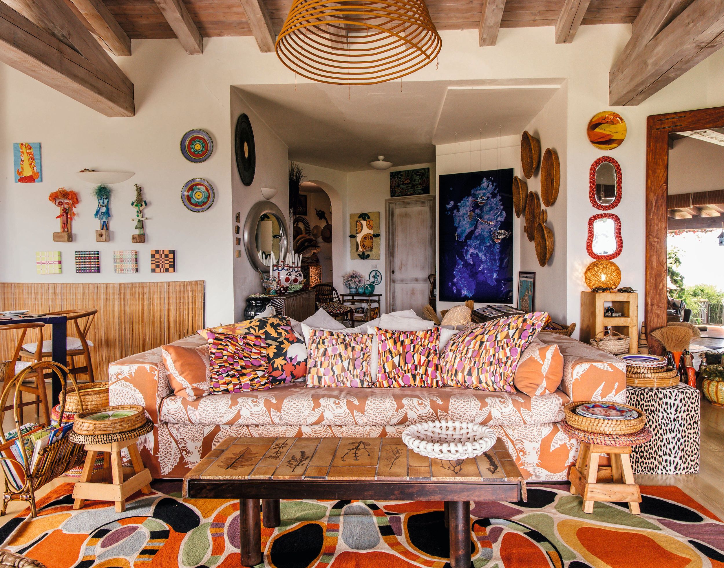 Vista del espacio, decorado con mesa de cerámica, sofá de Cappellini, textiles 'vintage' de Pierre Frey y cojines de 'Missoni Home'