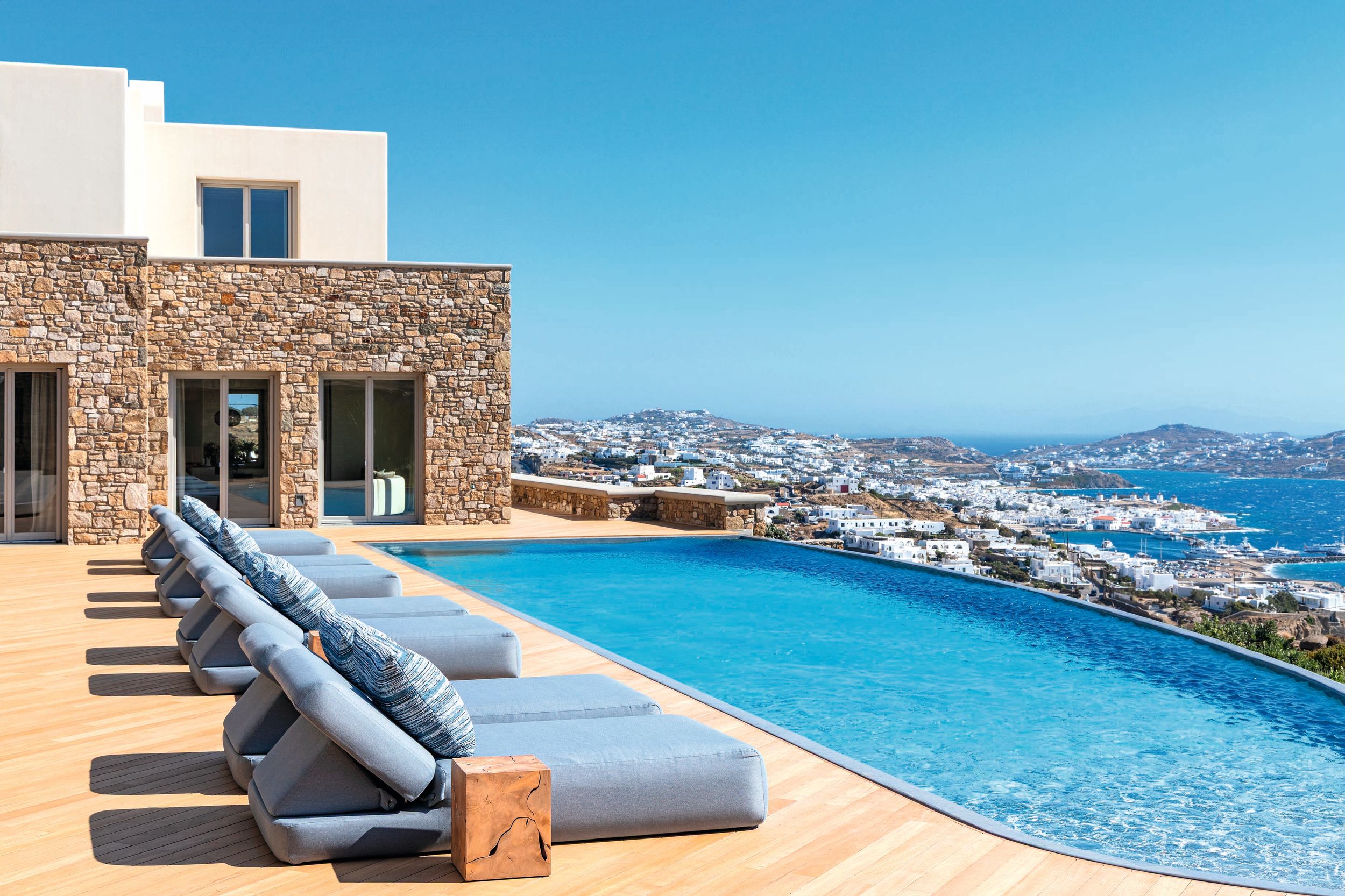 Una de sus dos piscinas infinitas, con vistas a la bahía de Mykonos