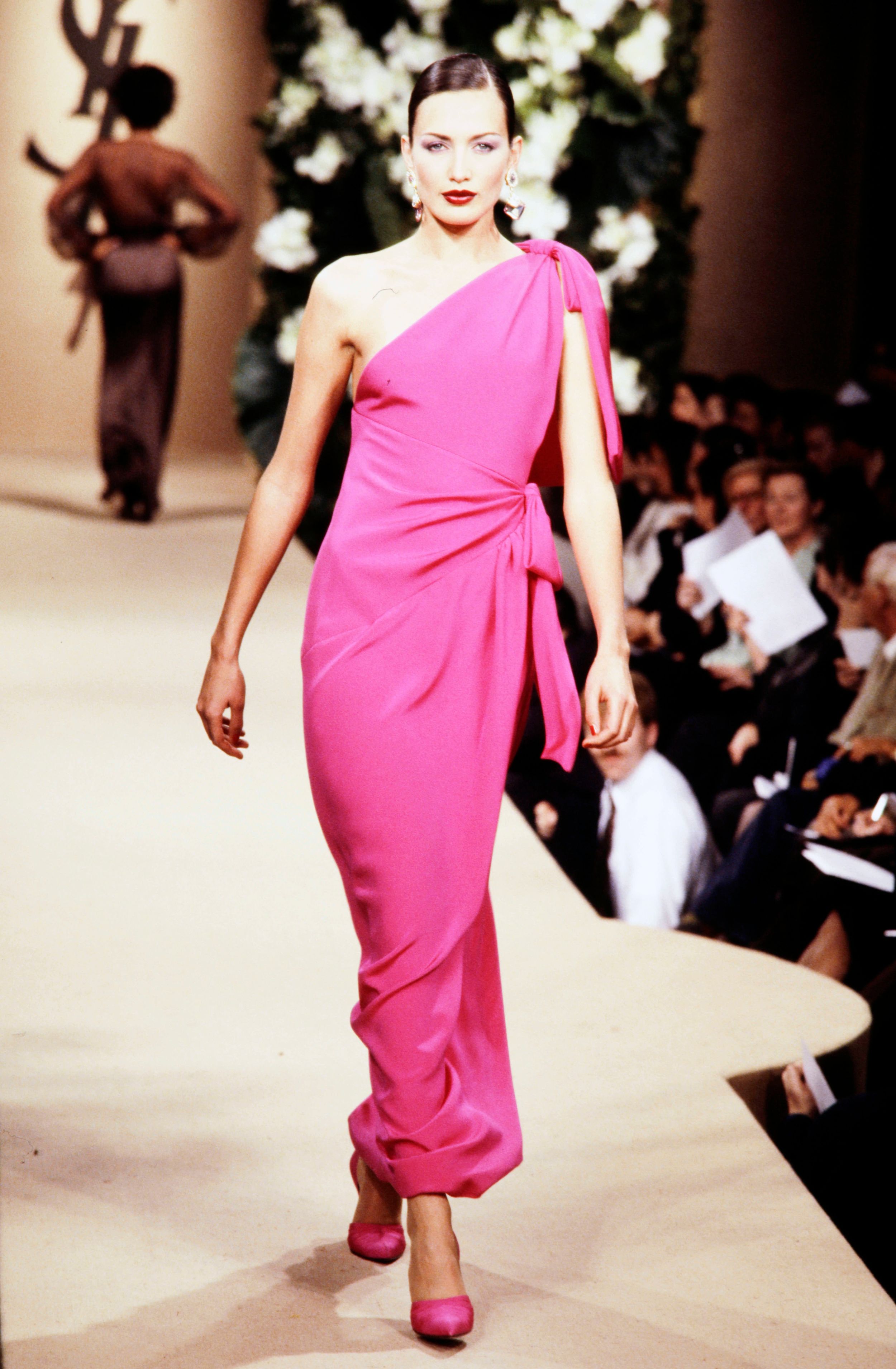 Nieves Álvarez en el desfile de alta costura primavera-verano 1999 de Yves Saint Laurent