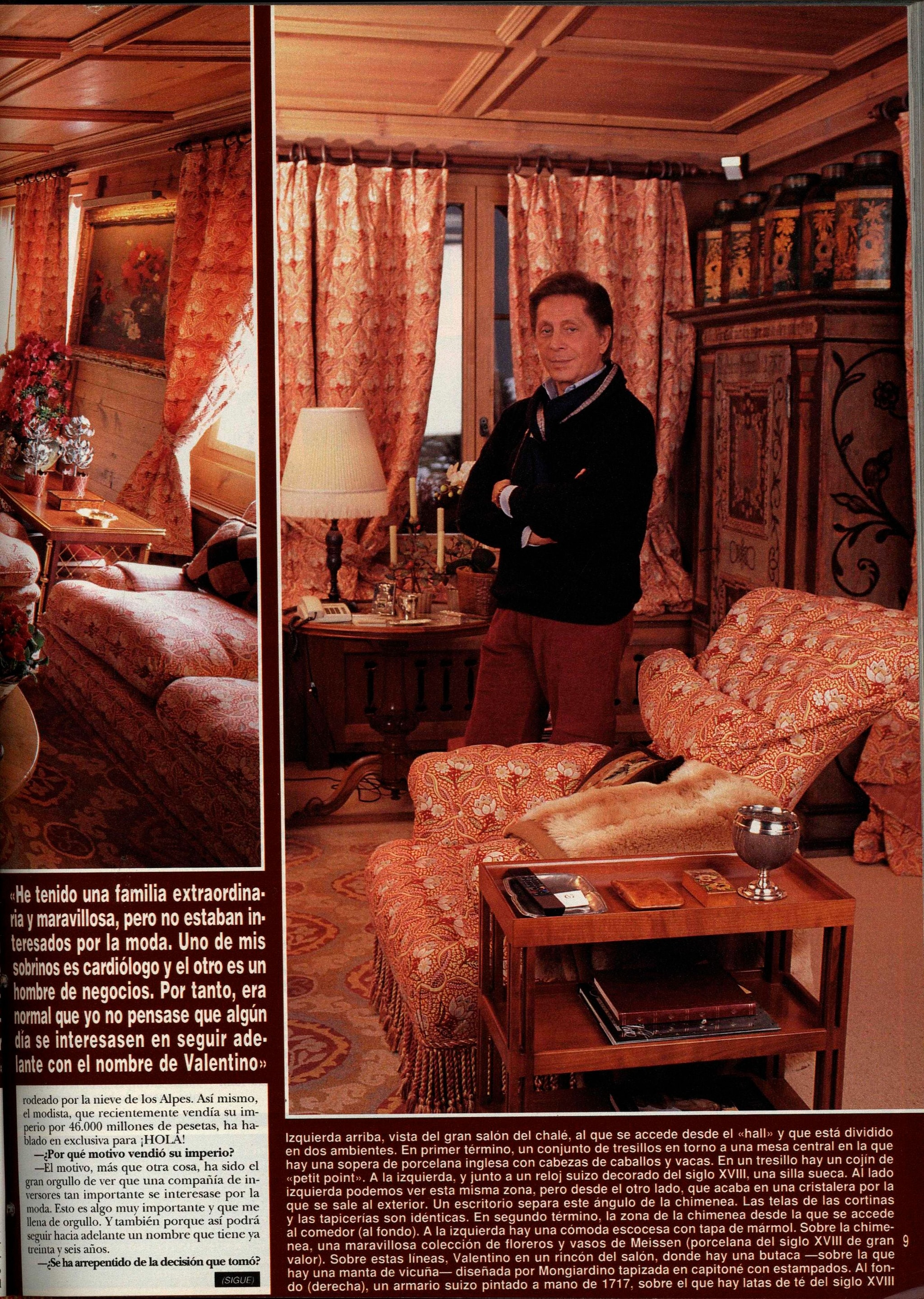 Valentino posando en un rincón de su casa en Gstaad