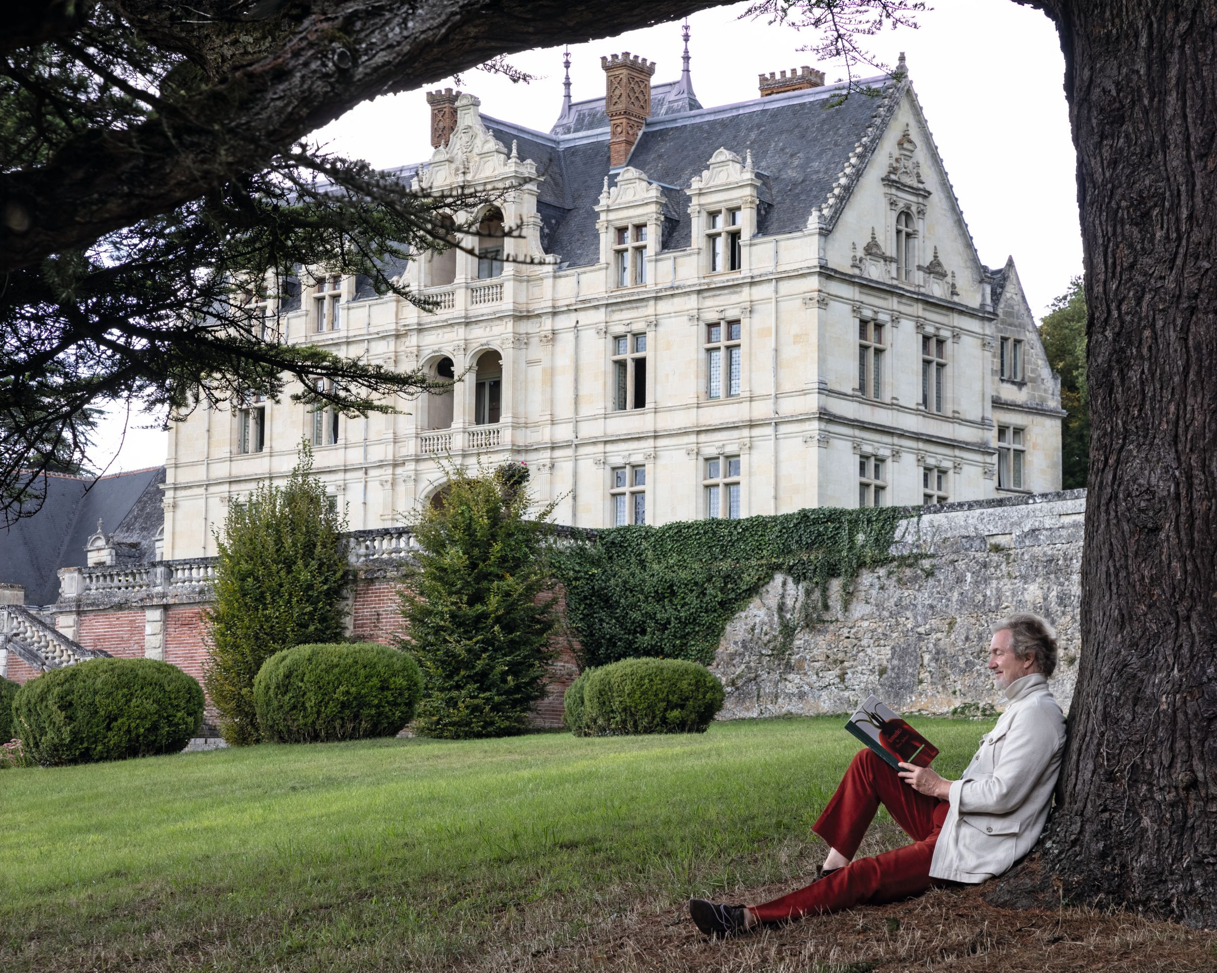 Louis Albert de Broglie leyendo bajo un árbol  y la fachada de su hogar 