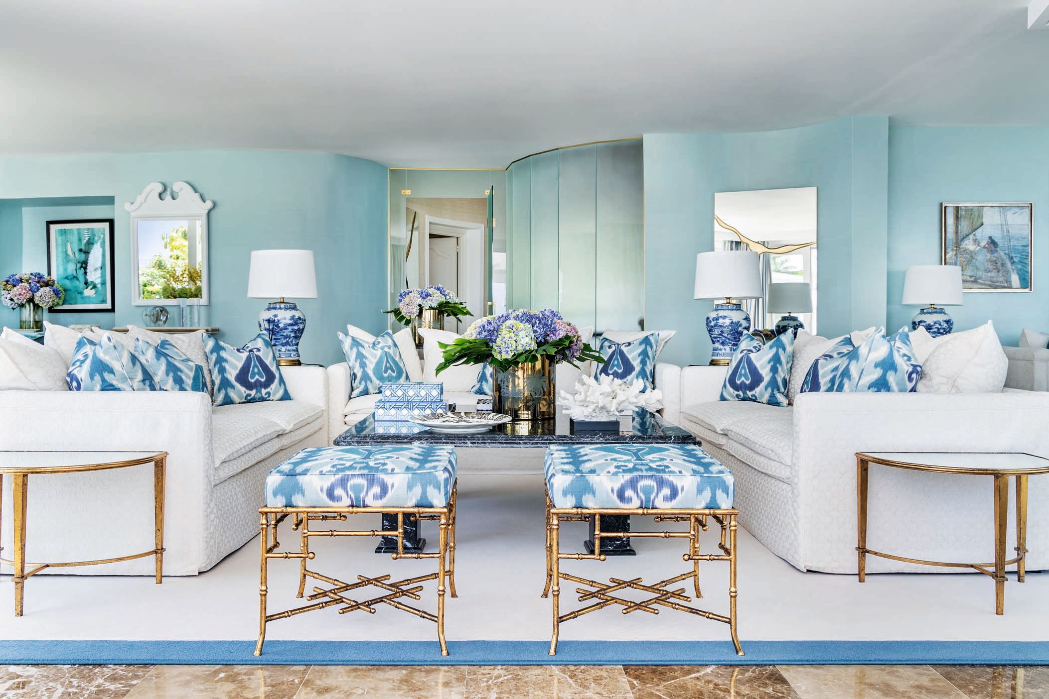 . En él se combinan muebles de familia rediseñados para darles un toque contemporáneo con piezas modernas de estilo atemporal. Además, se han sumado lámparas de cerámica de inspiración china, tipo mayólica, consiguiendo que toda la decoración resulte muy fresca y marinera