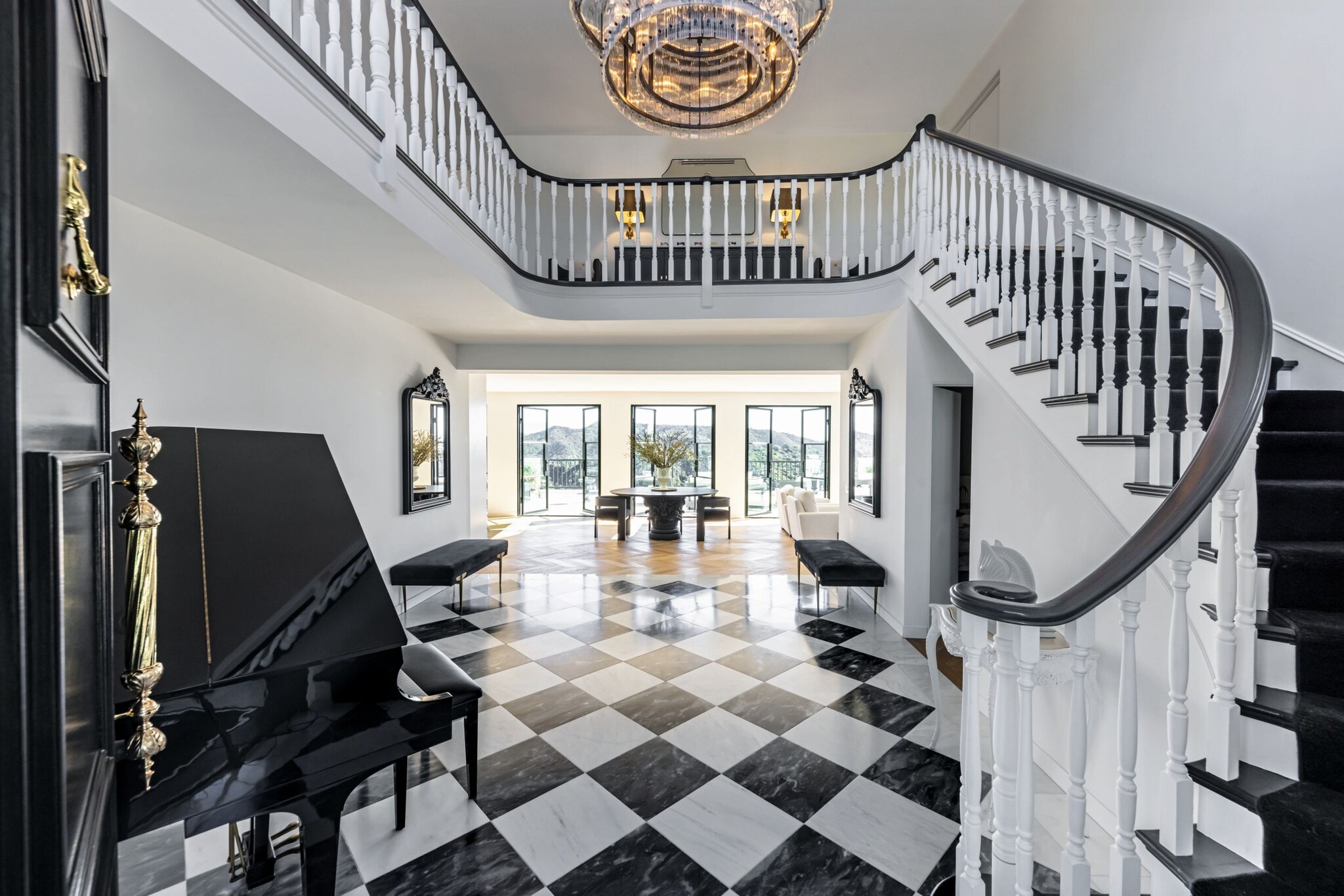 LA ARTISTA Y DISEÑADORA ELICIA CASTALDI Y SU MARIDO, DAVID KOKAKIS, NOS INVITAN A SU FABULOSA CASA EN BLANCO Y NEGRO EN LAS COLINAS DE BEL-AIR