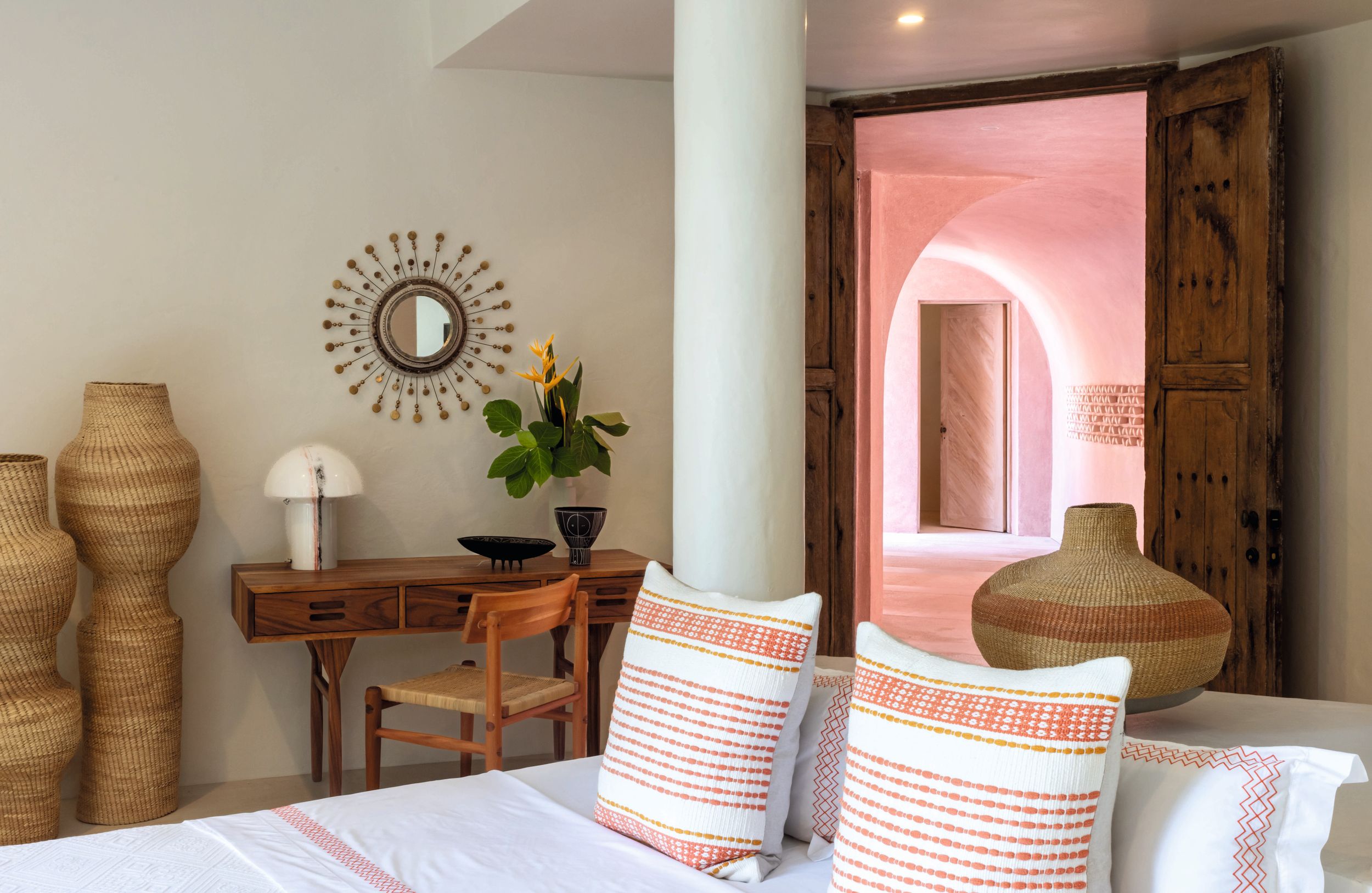 Otro de los dormitiorios de la vivienda por dentro, decorado en tonos blancos, beige y rosas
