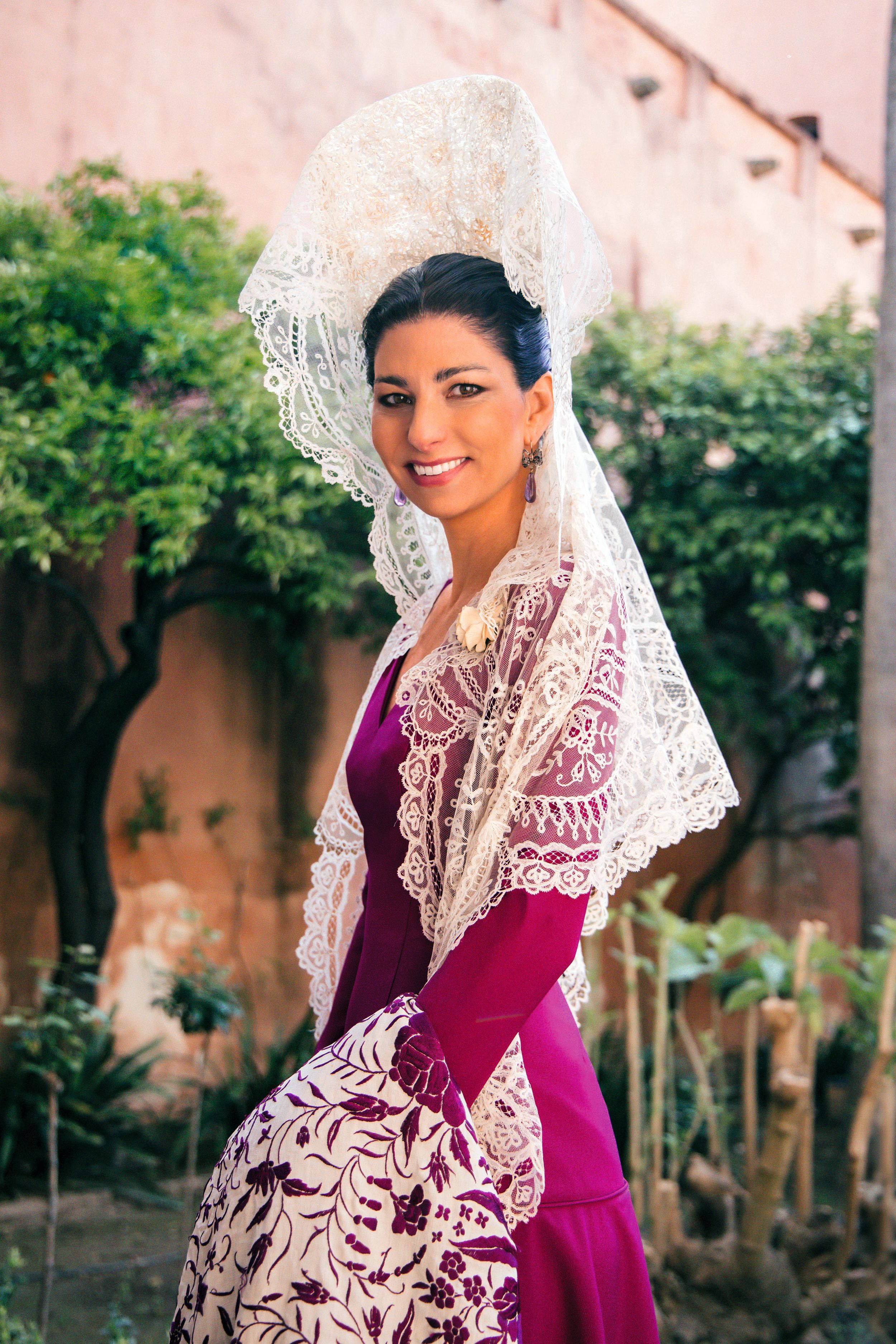 Posa con la mantilla antigua que llevará el domingo 19 de abril en la tradicional exhibición de enganches de la Real Maestranza de Sevilla, que celebra su 40 edición