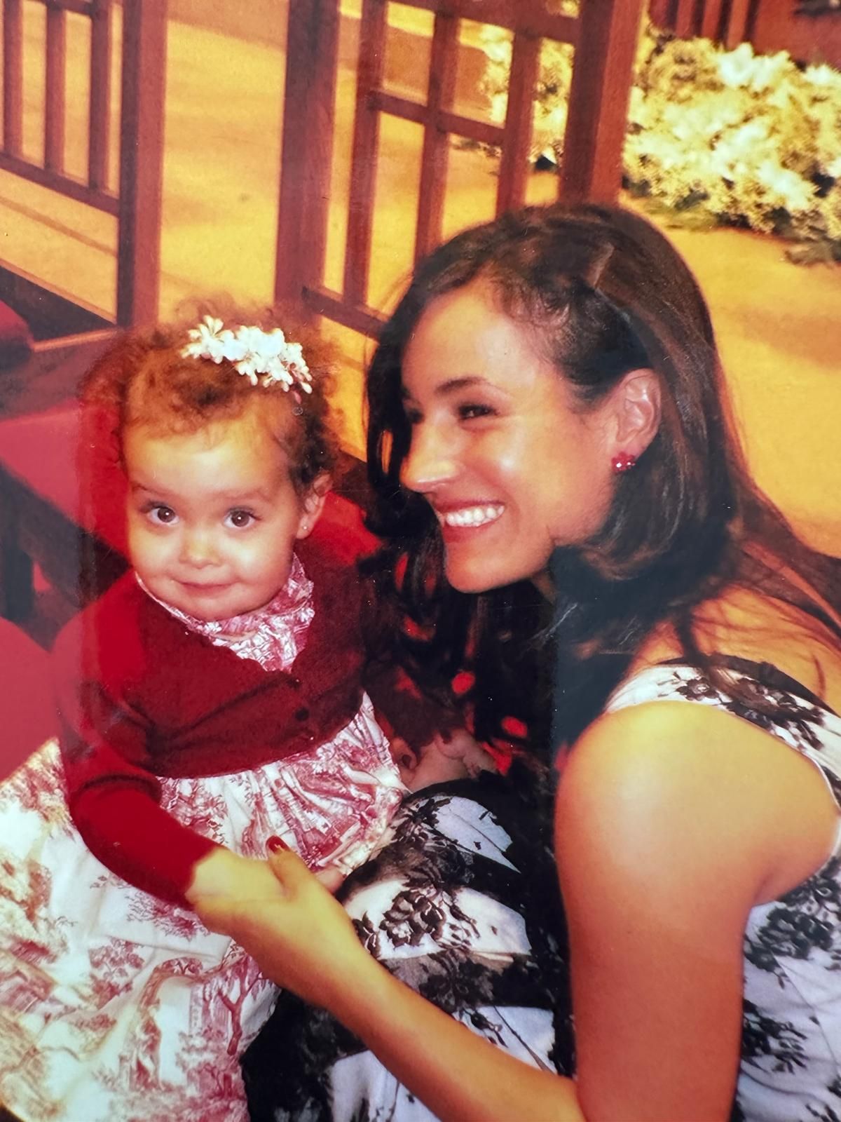 Paula con su madre, Begoña, cuando era una niña